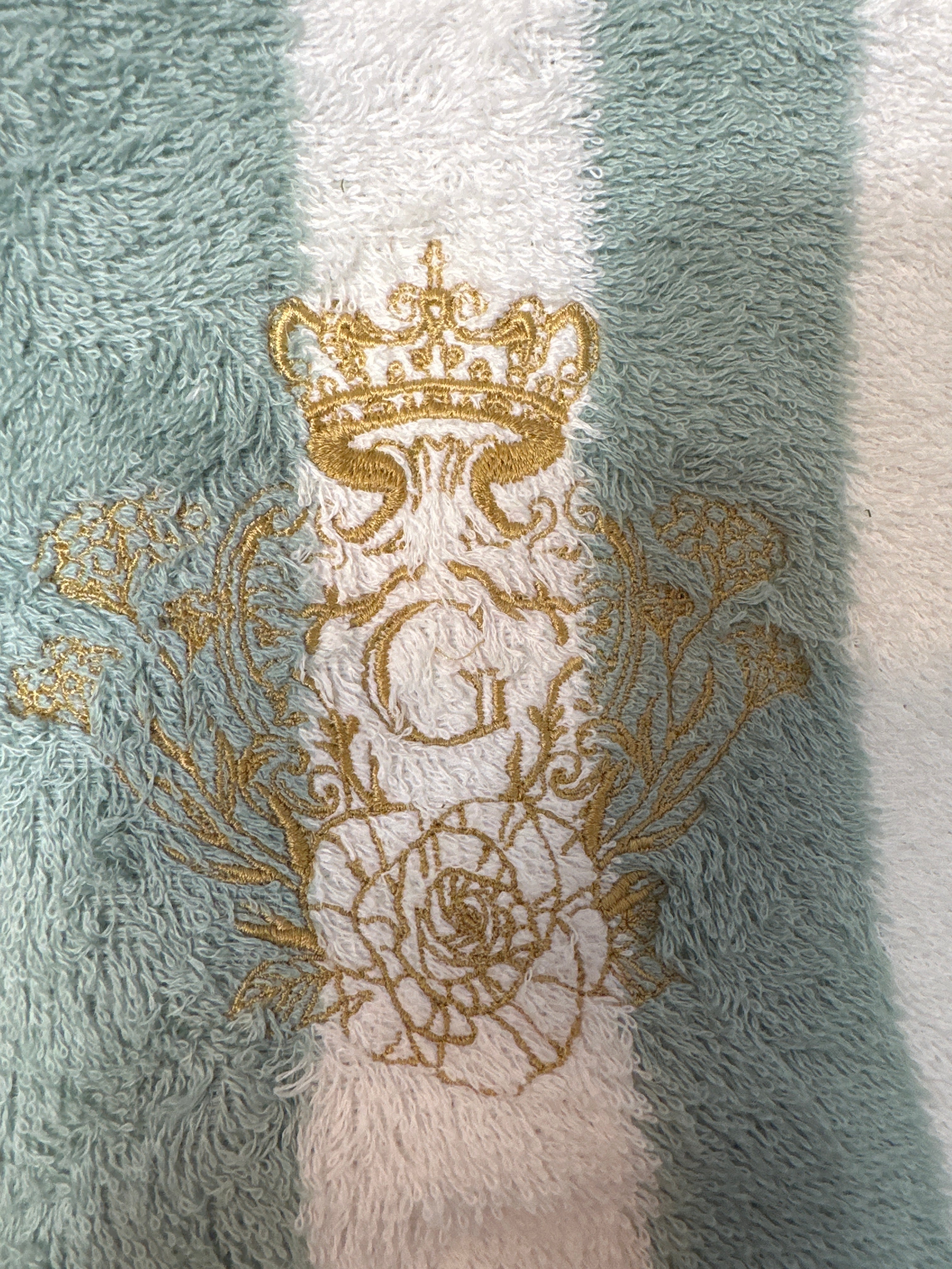 Pochette XL en éponge rayé bicolore Celadon (blanc et vert) intérieur en cretonne enduite Dorée et son Logo Dorée