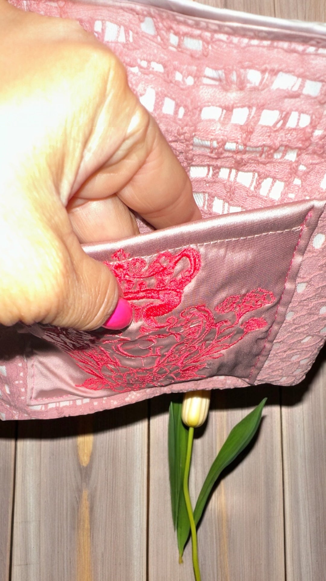 Pochette S dentelle Rose sa doublure transparente plastifiée et son logo Rose 🌹
