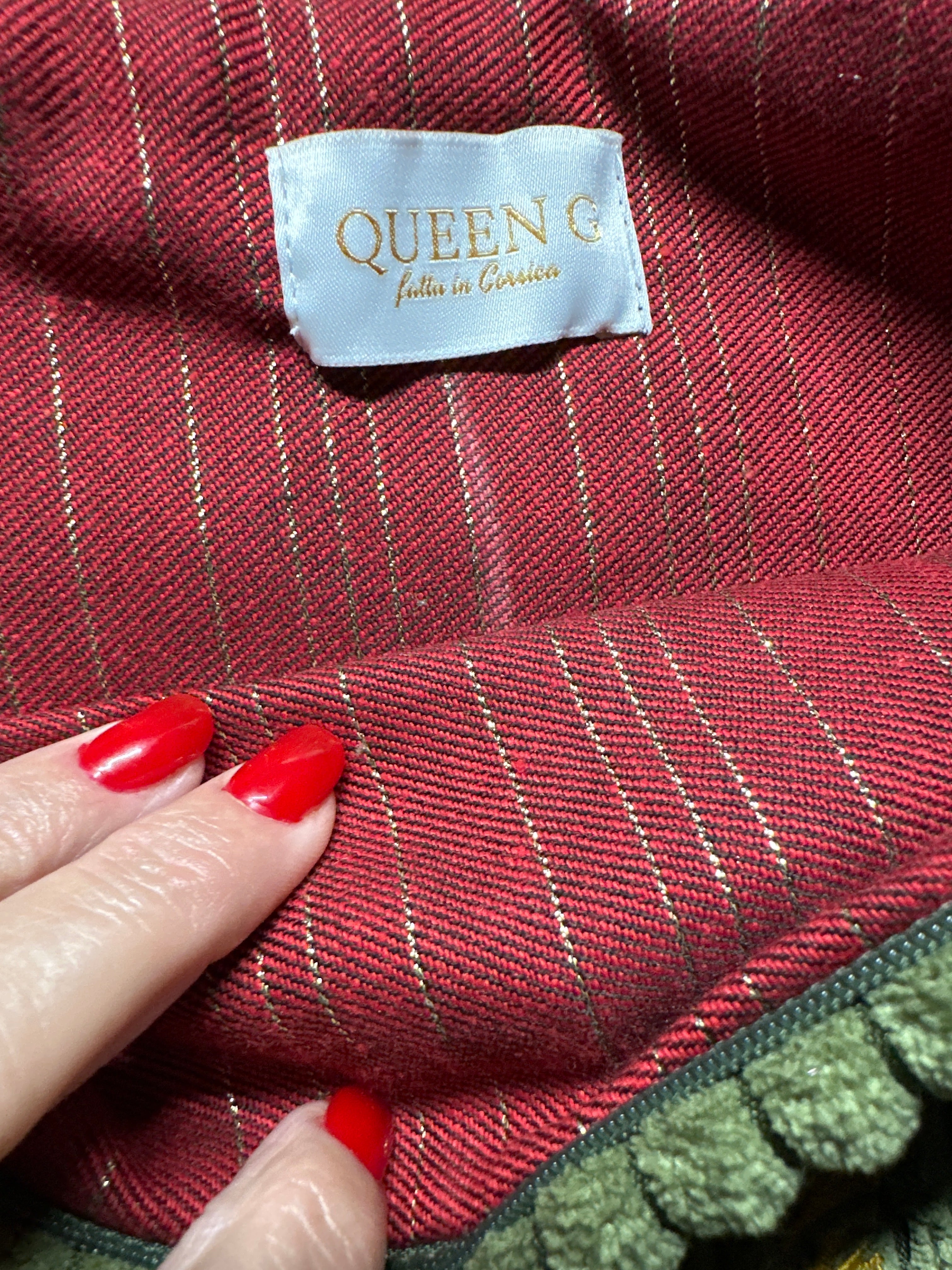 Pochette velours côtelé modèle « Maddie »couleur Kaki intérieur en coton rouge doré et son logo Doré