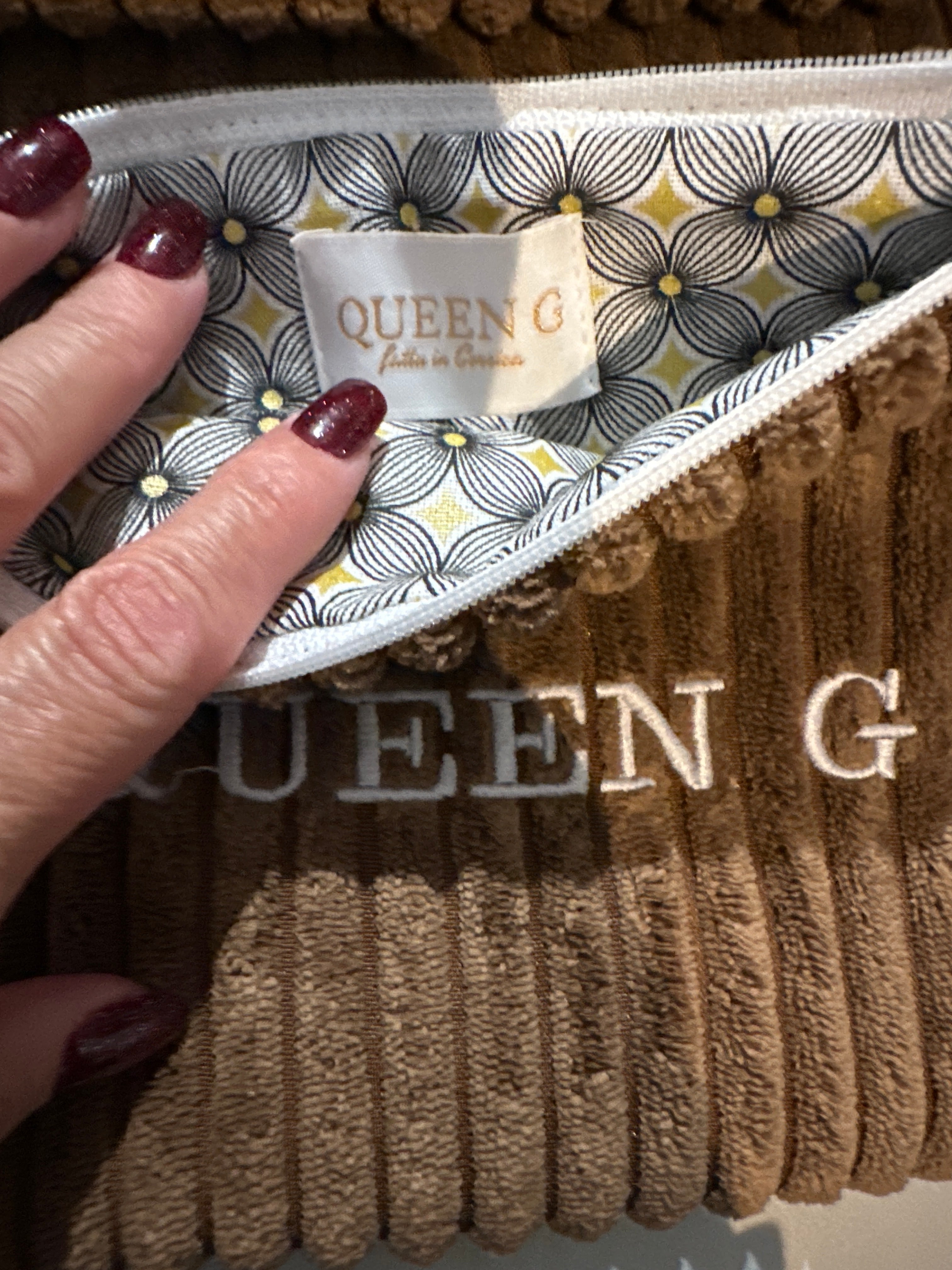 Pochette en velours côtelé modèle «Maddie » Marron et son logo brodé Blanc