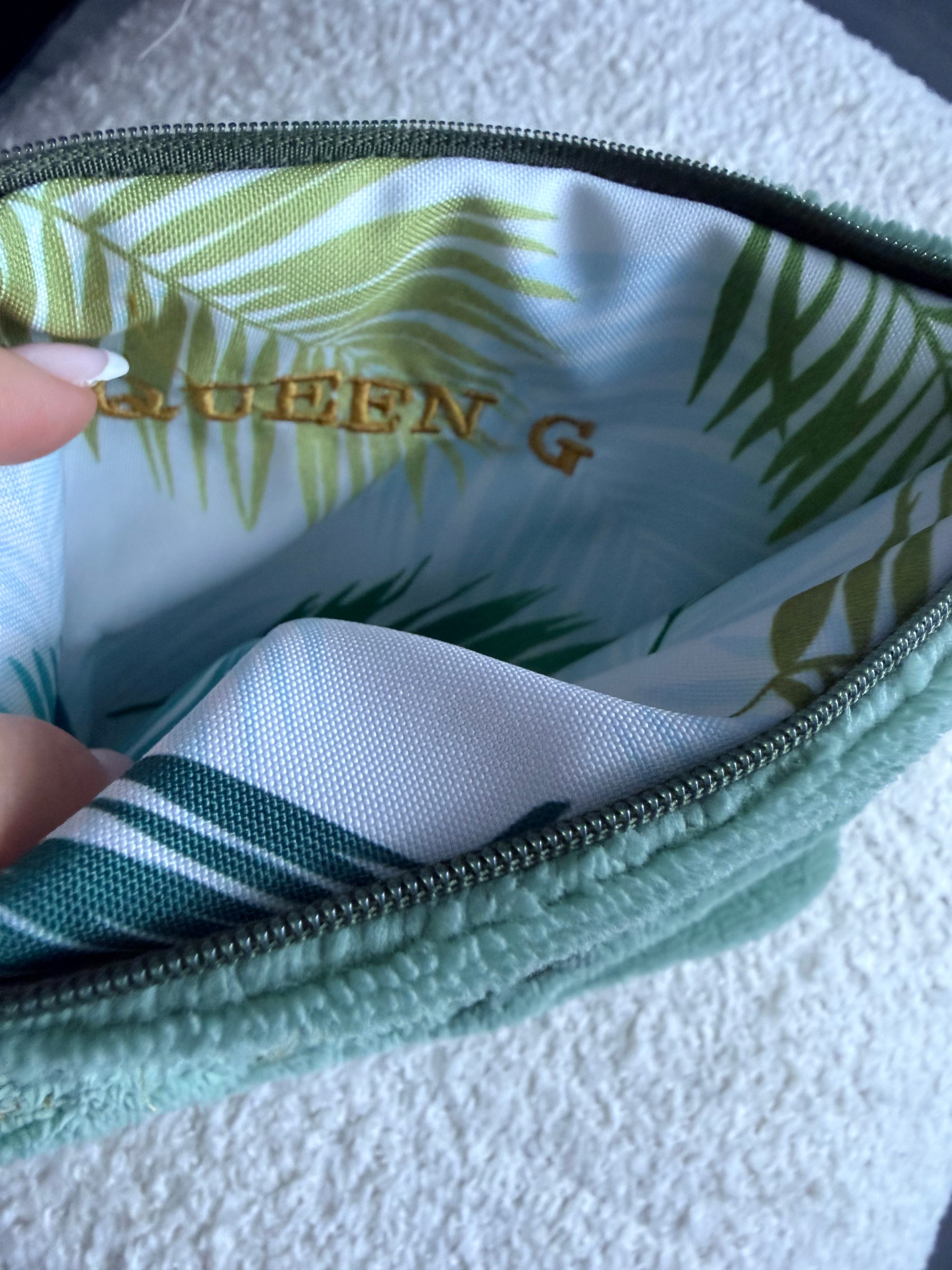 Pochette S en éponge Bambou sauge intérieur en cretonne enduite Logo Doré