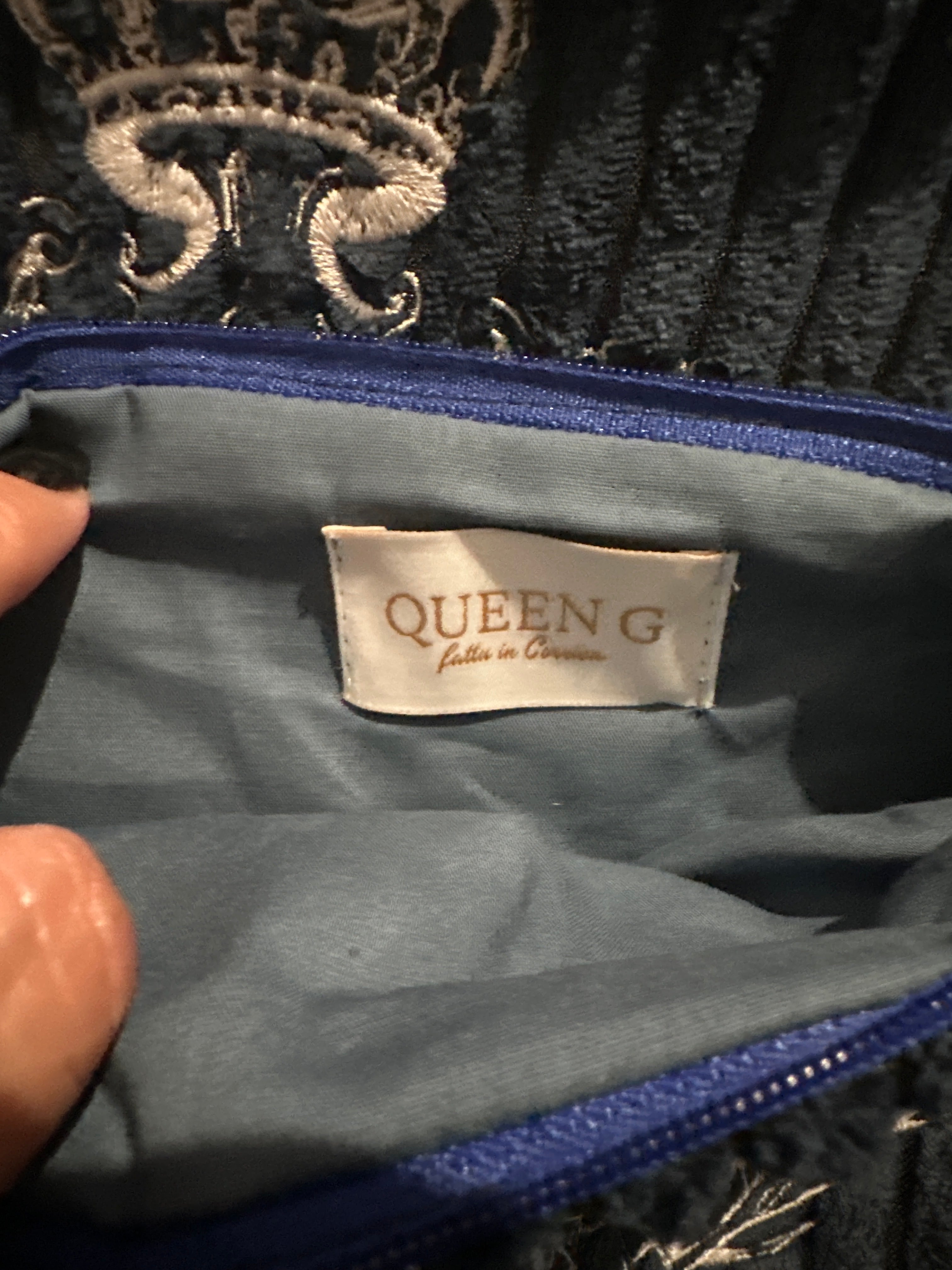 Pochette velours côtelé modèle «Maddie » Bleu Marine logo brodé Blanc