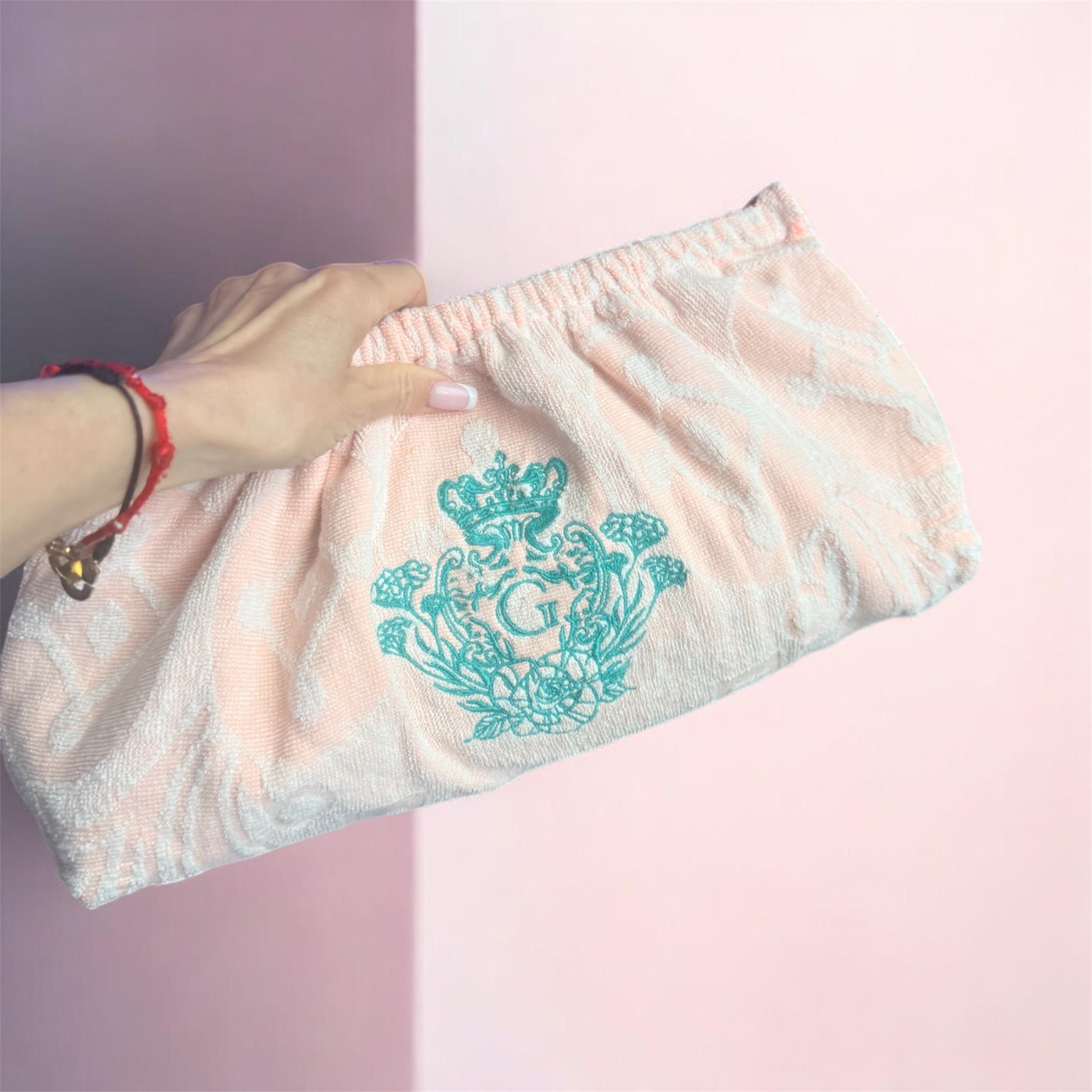 La Queen G 👑 éponge rose logo bleu