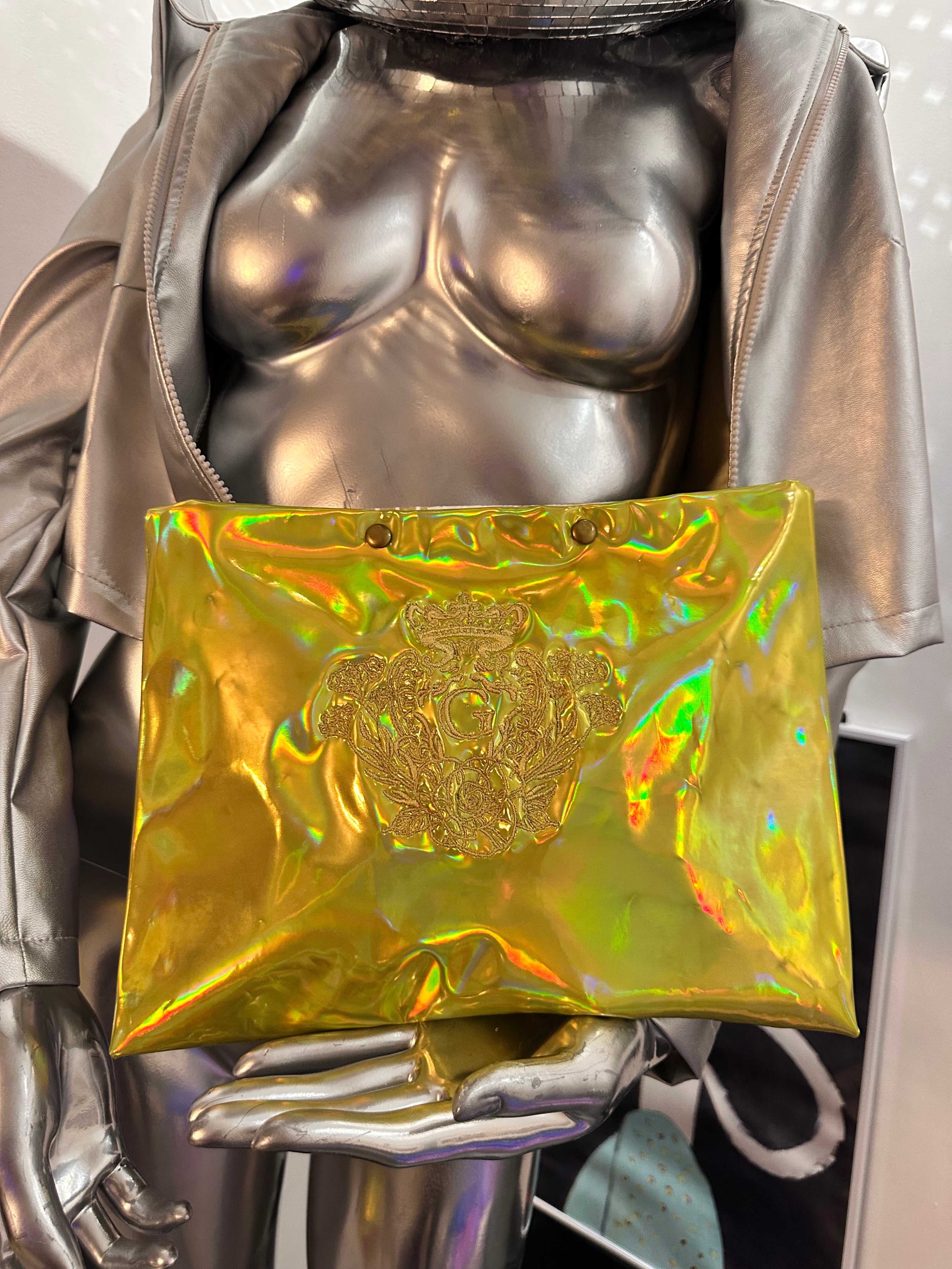 Pochette XL Jaune en simili miroir avec sa doublure transparente plastifiée et son logo Doré(fermeture aimant)