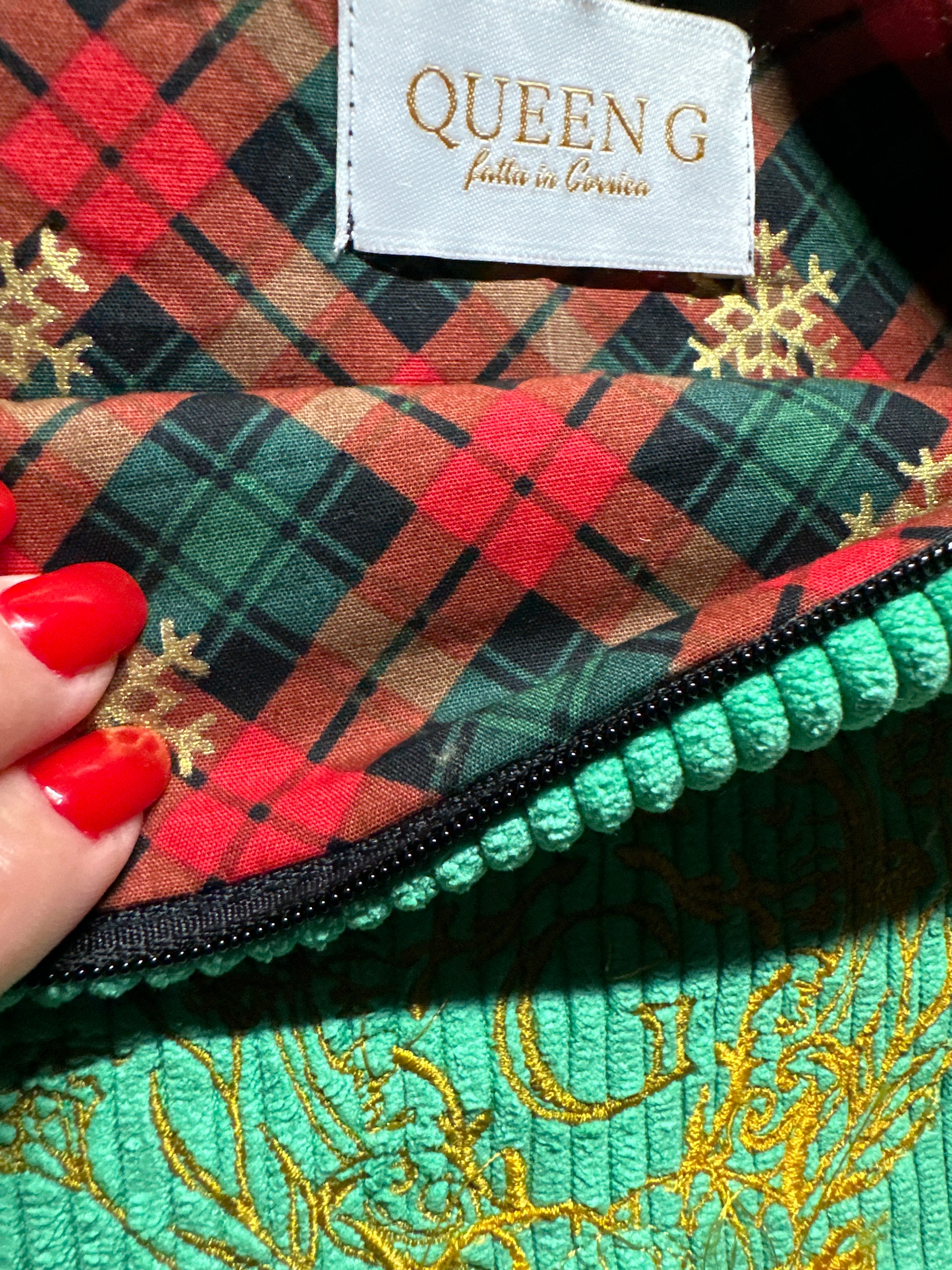 Pochette velours fines côtes modèle «Maddie »de couleur Vert intérieur en coton vert rouge et doré et son logo Doré