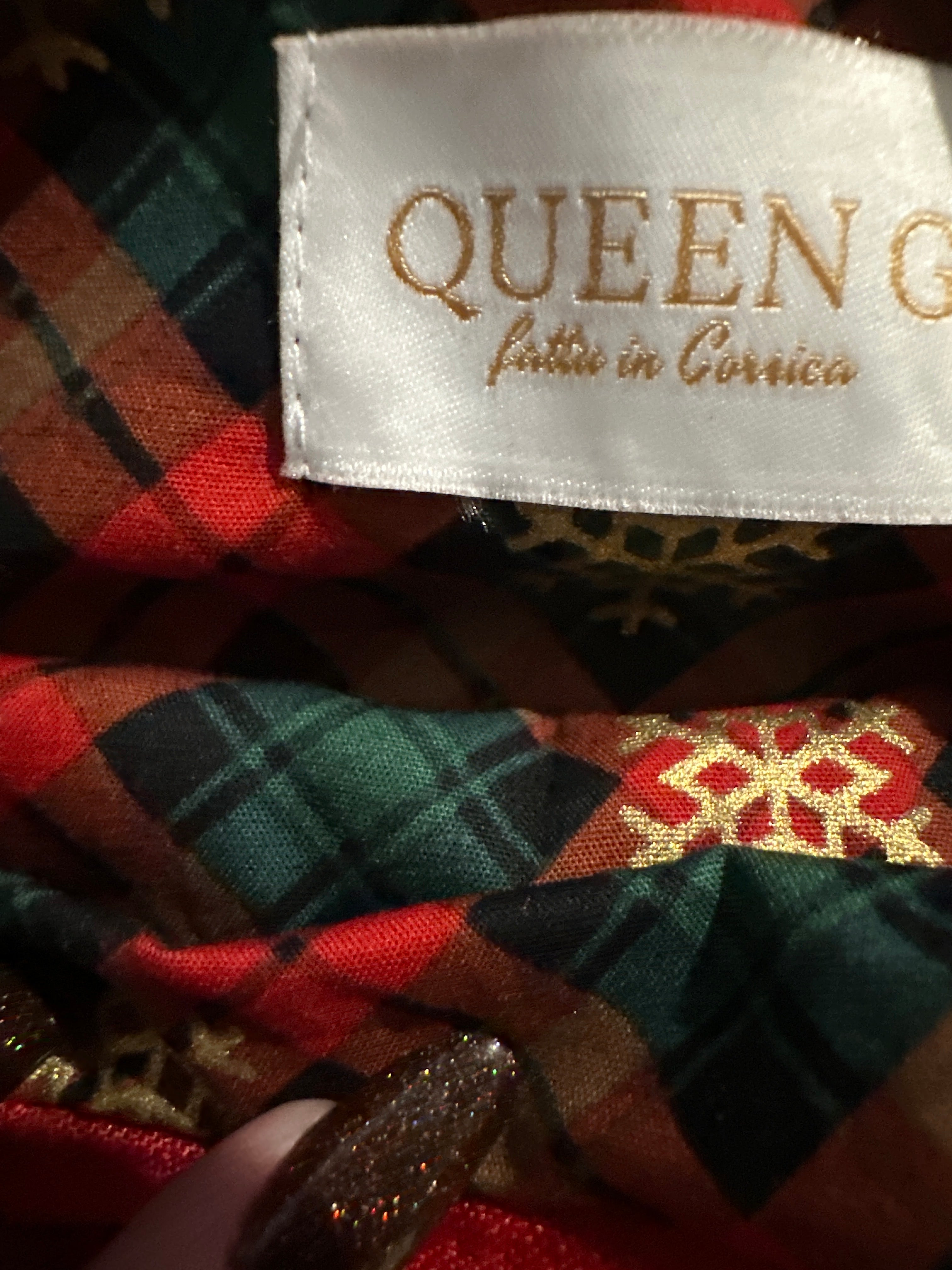 Pochette velours côtelé modèle « Maddie »couleur Rouge doublure en flanelle thème Noël tartan flocon or rouge et son logo brodé Vert