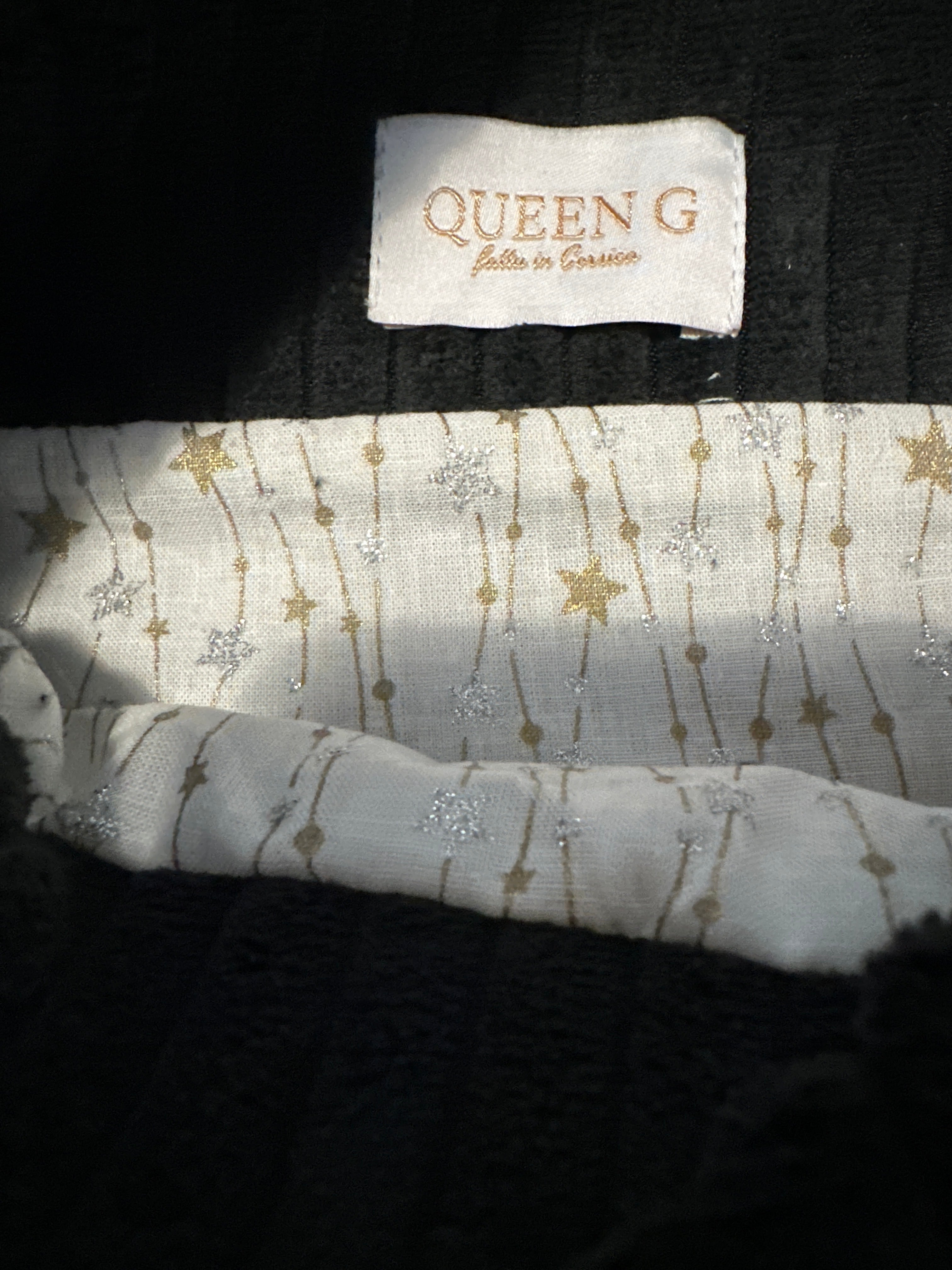 Sac à main decouleur Noir intérieur coton blanche étoiles dorées et argentées sa broderie Rouge
