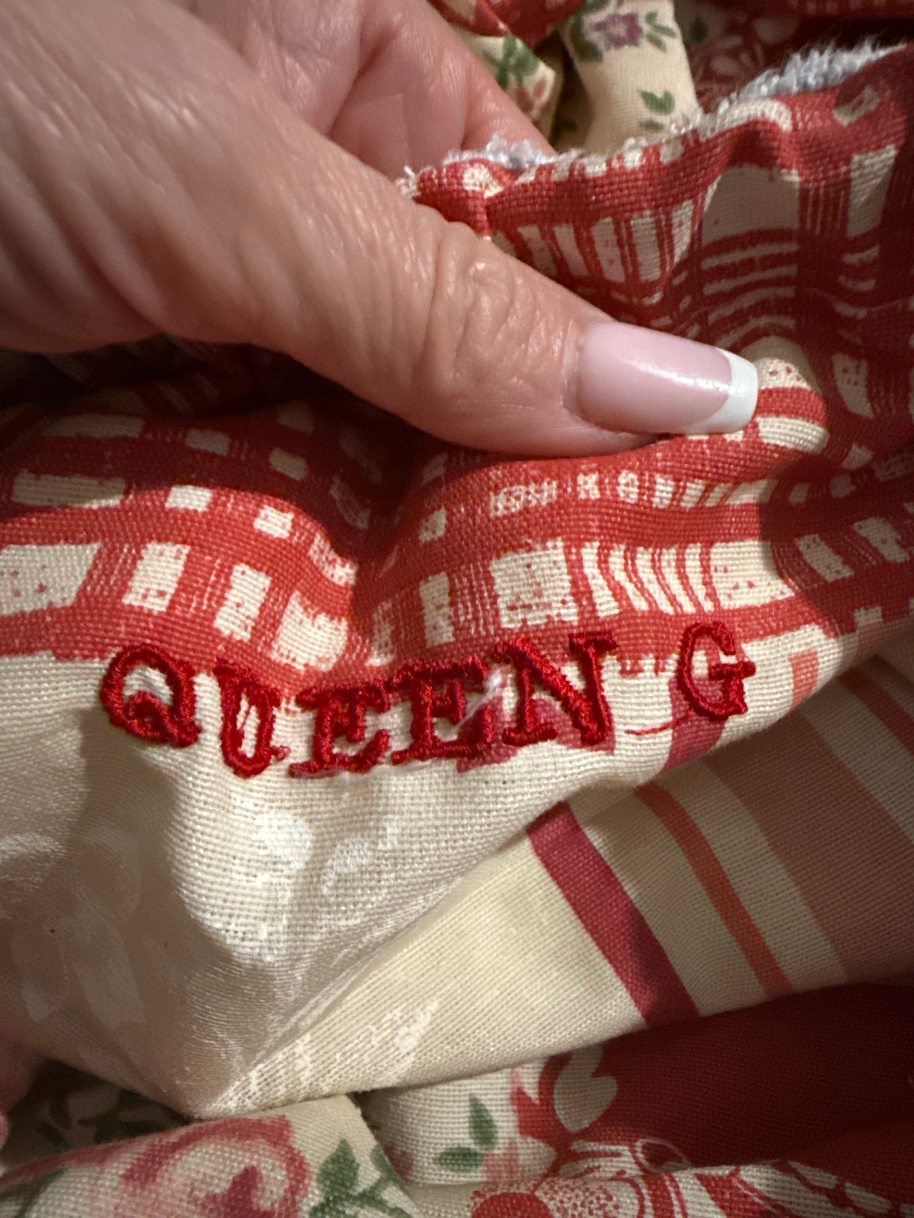 La Queen G 👑 éponge multicolore logo rouge