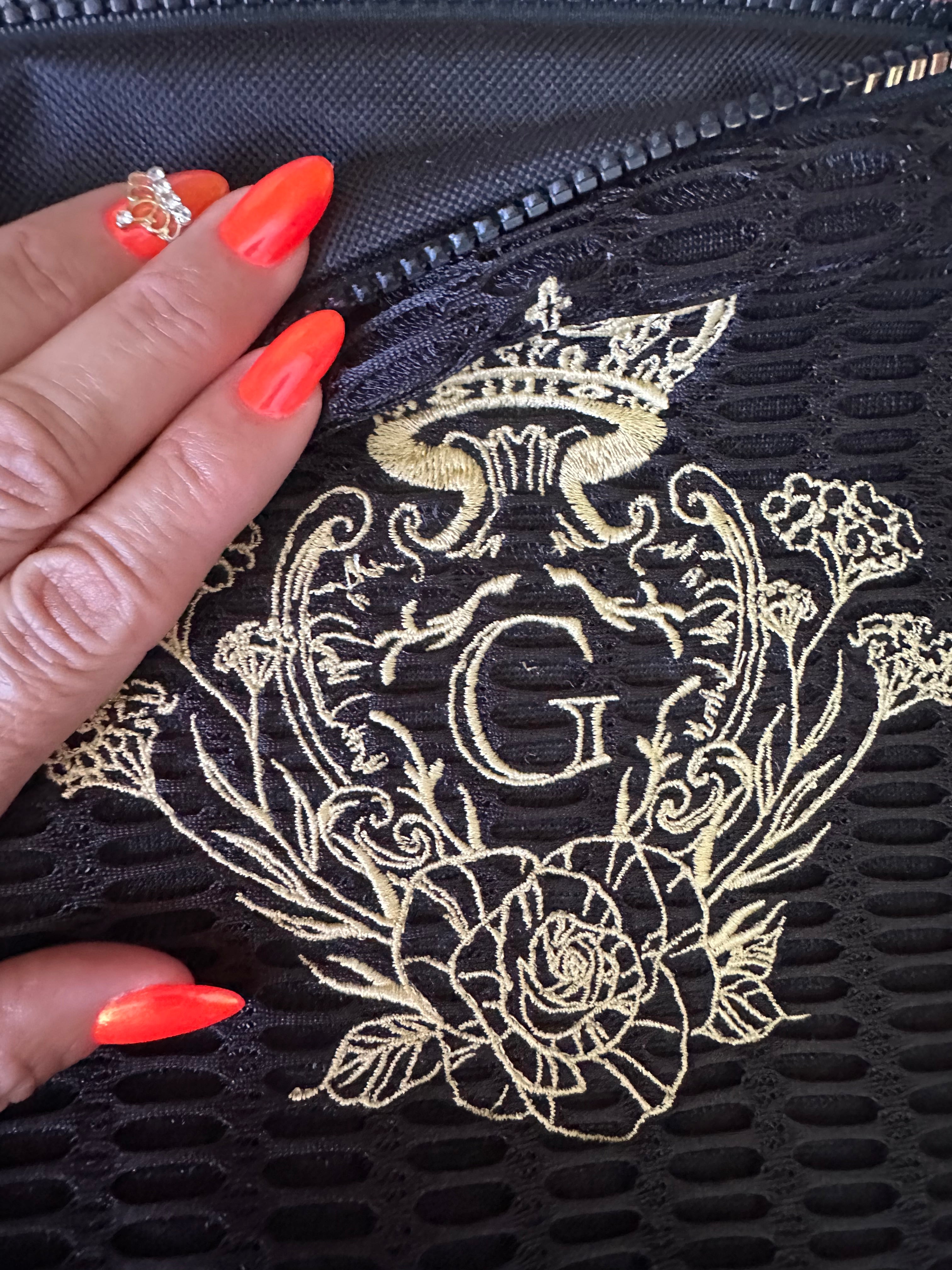 Pochette XL Noir doublure en cretonne enduite Noir et son logo Doré