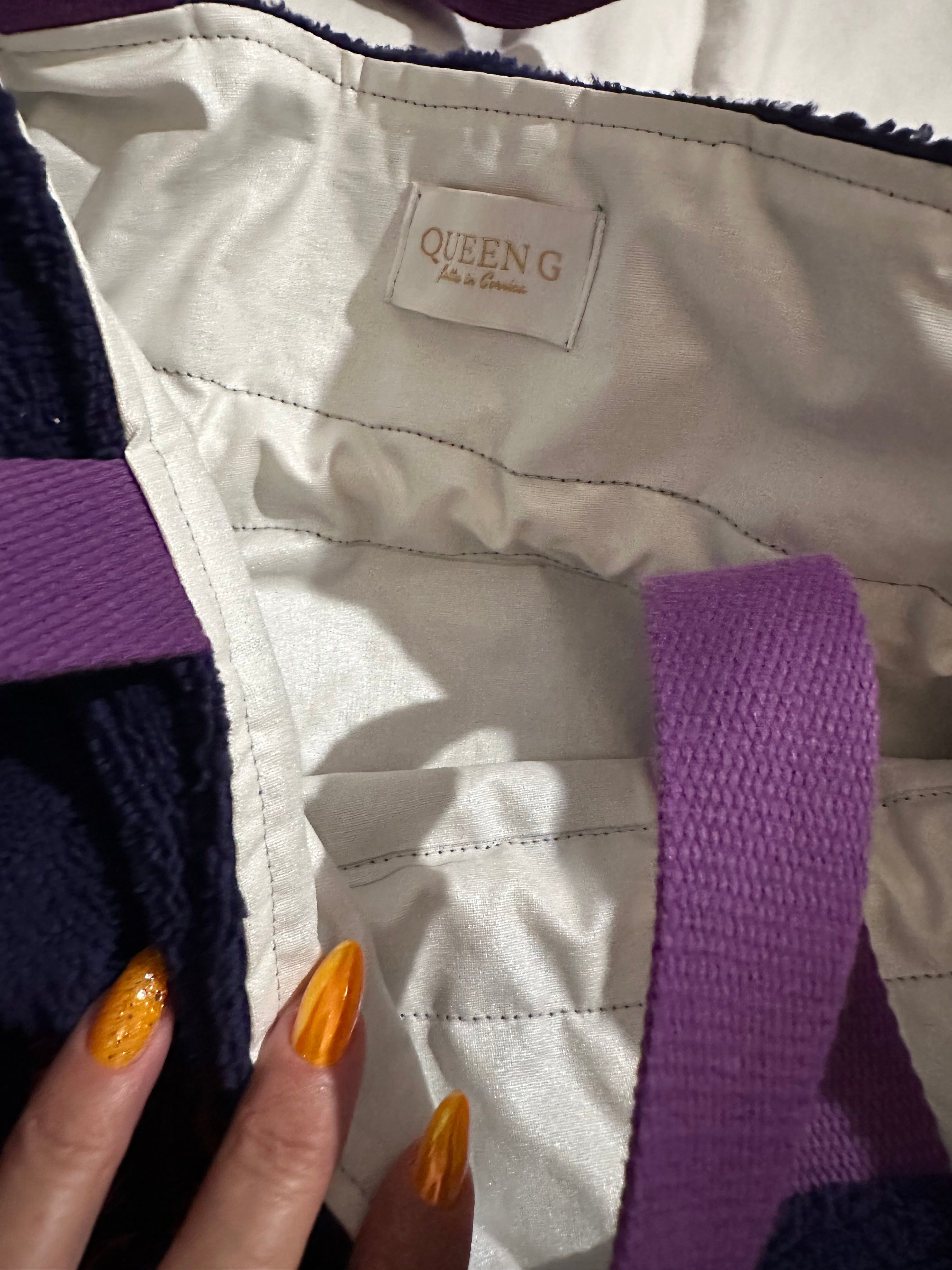 Modèle sac cabas moyen en éponge Bambou de couleur Mauve intérieur en cretonne enduite Blanc nacré et logo Rose