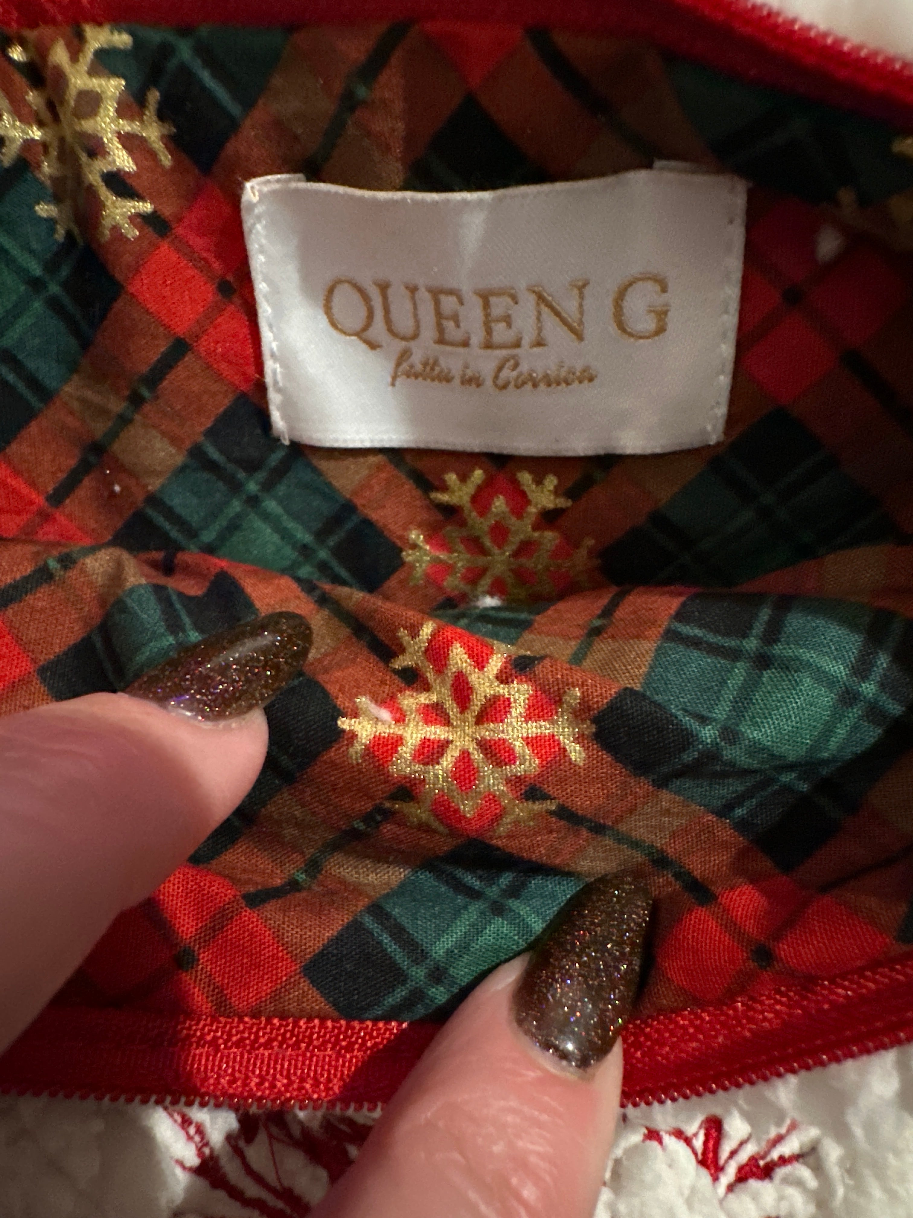 Pochette S en sherpa moutonné uni modèle « Maddy » intérieur en flanelle rouge et vert et son logo brodé Rouge