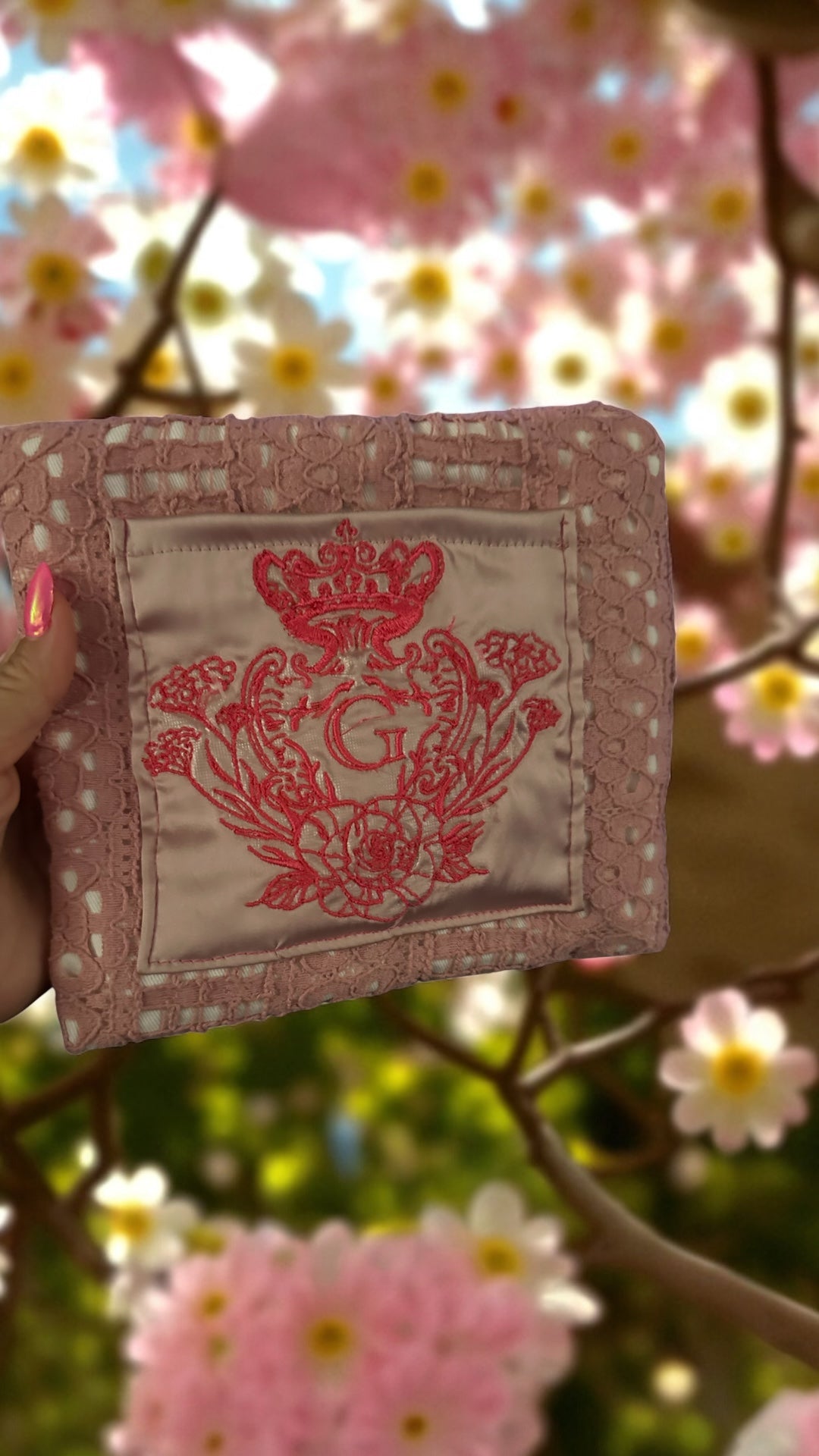 Pochette S dentelle Rose sa doublure transparente plastifiée et son logo Rose 🌹