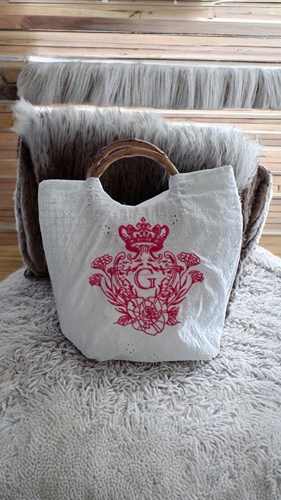 Sac broderie anglaise petites fleurs doublé de coton blanc son logo rose et anse en bambou