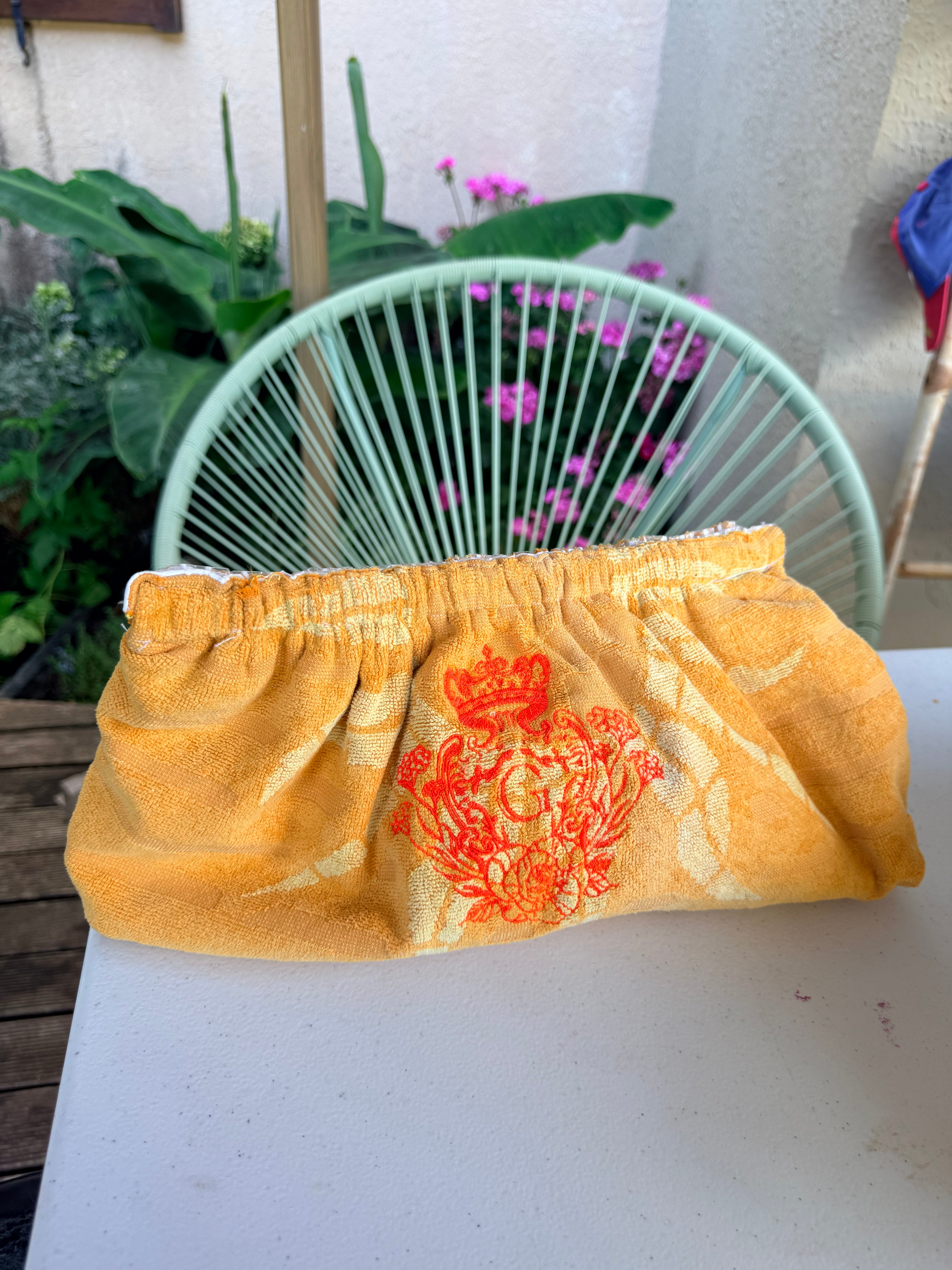 La Queen G 👑 éponge orange et jaune logo orange fluo