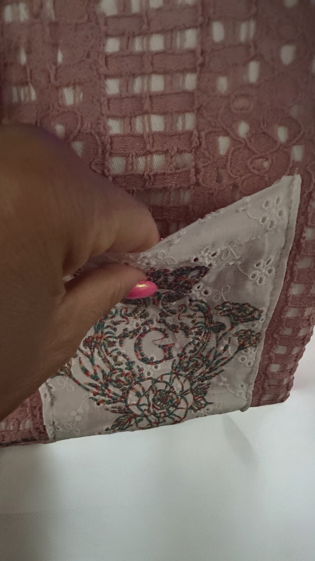 Pochette S dentelle Rose doublure transparente plastifiée et son logo Multicolore