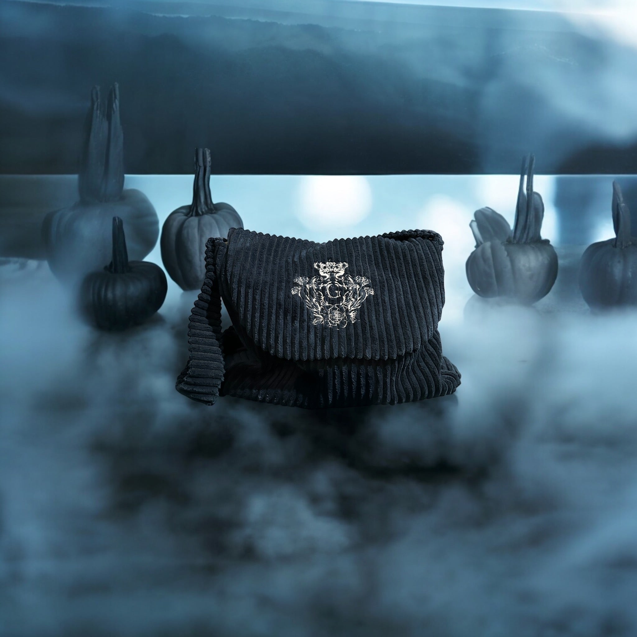 Sac besace couleur Bleu Marine intérieur en coton et son logo brodé Blanc
