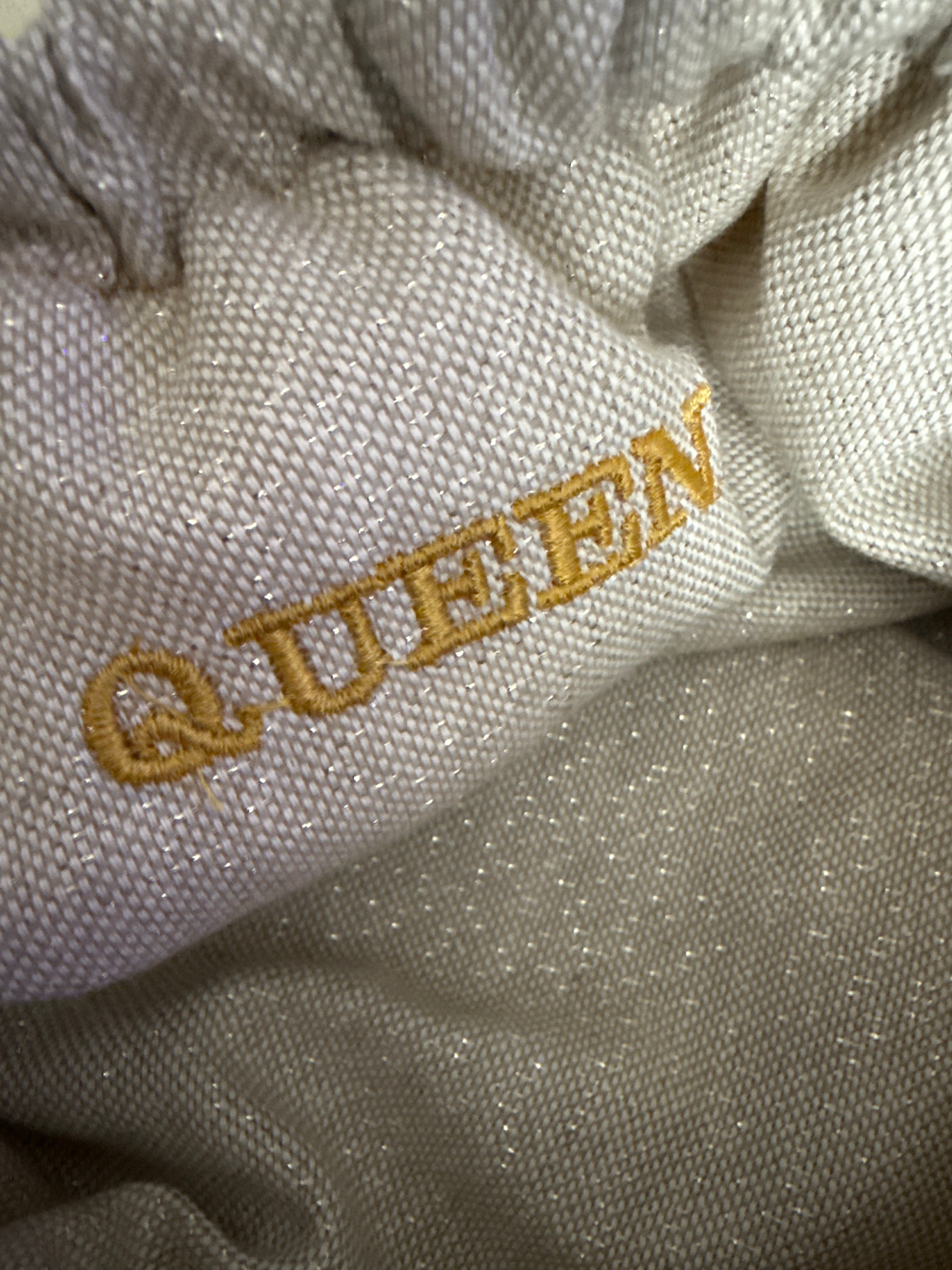 La Queen G 👑 éponge Jaune logo doré