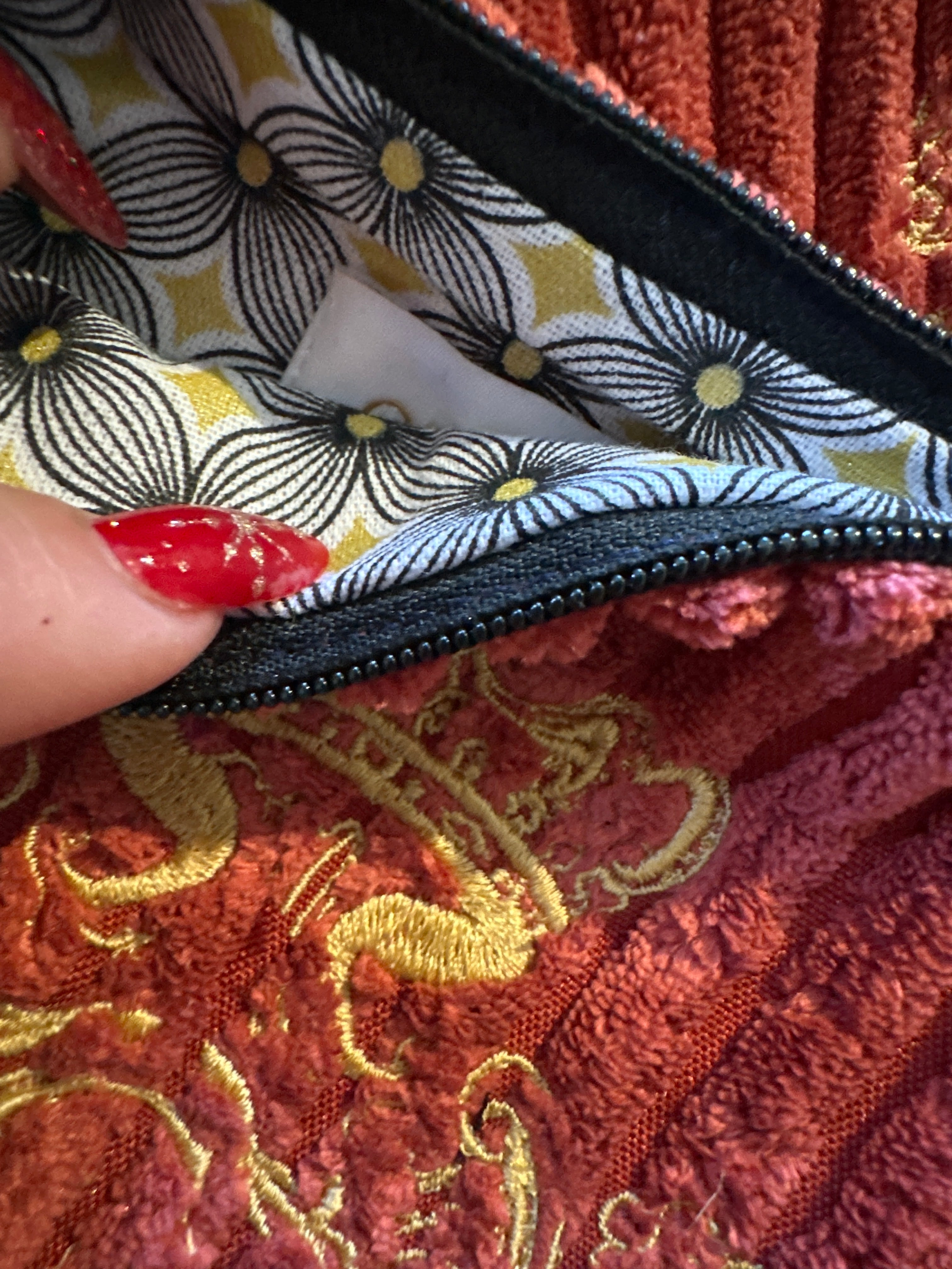 Pochette en velours côtelé modèle « Maddie »couleur Terracotta et son logo brodé Doré