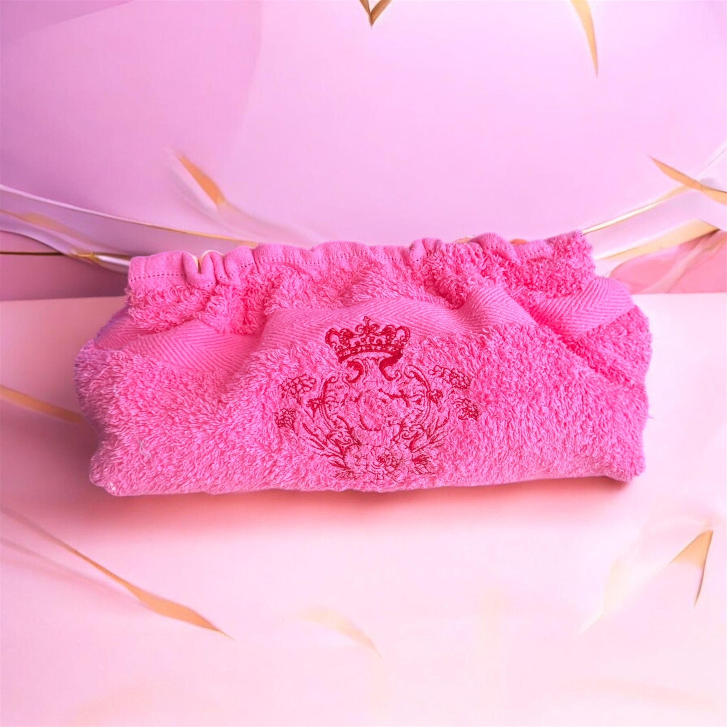La Queen G 👑 éponge rose logo rouge
