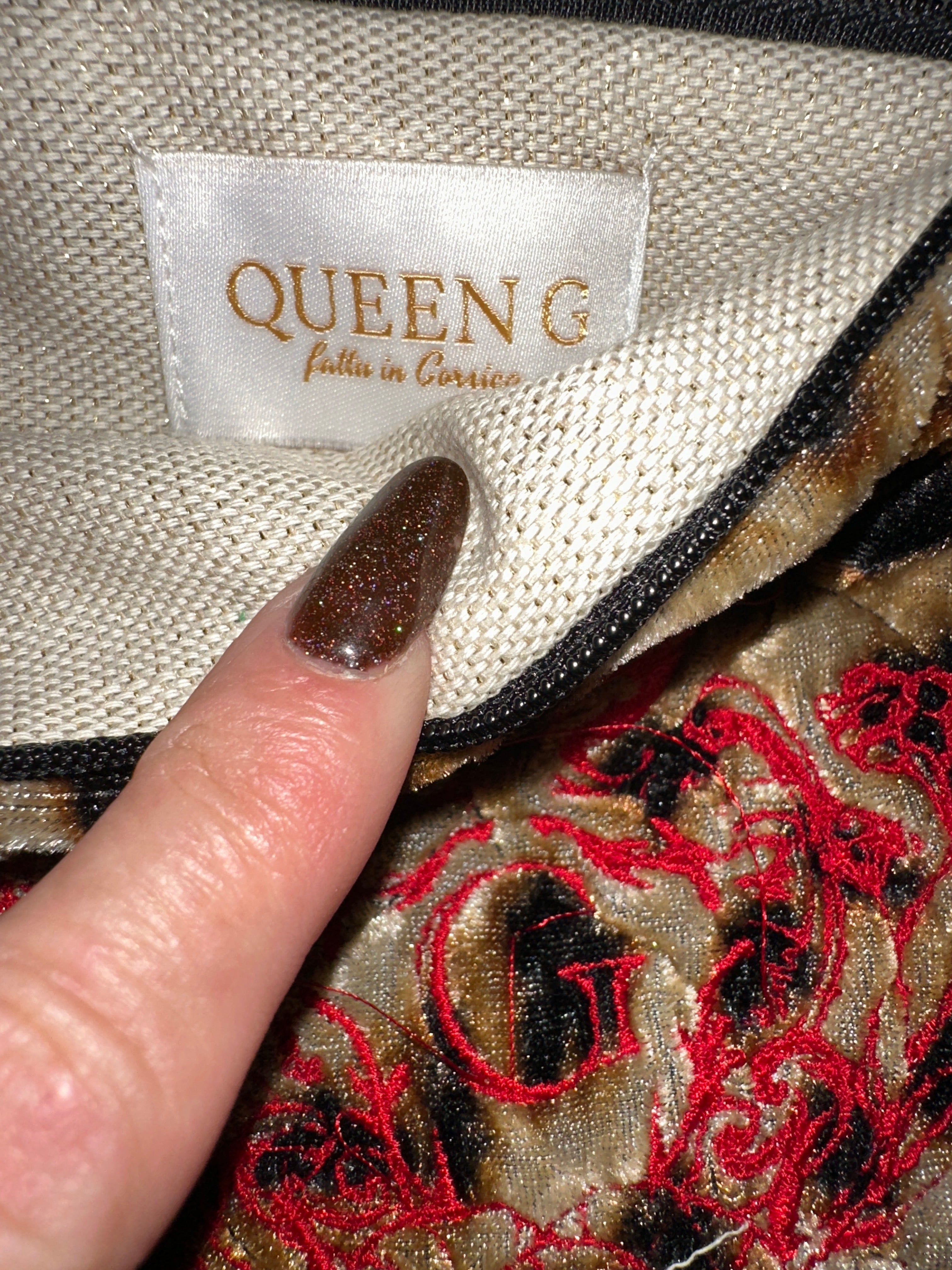 Pochette en velours Matelassé Imprimé Léopard 🐆 modèle « Maddie »et son logo brodé Rouge
