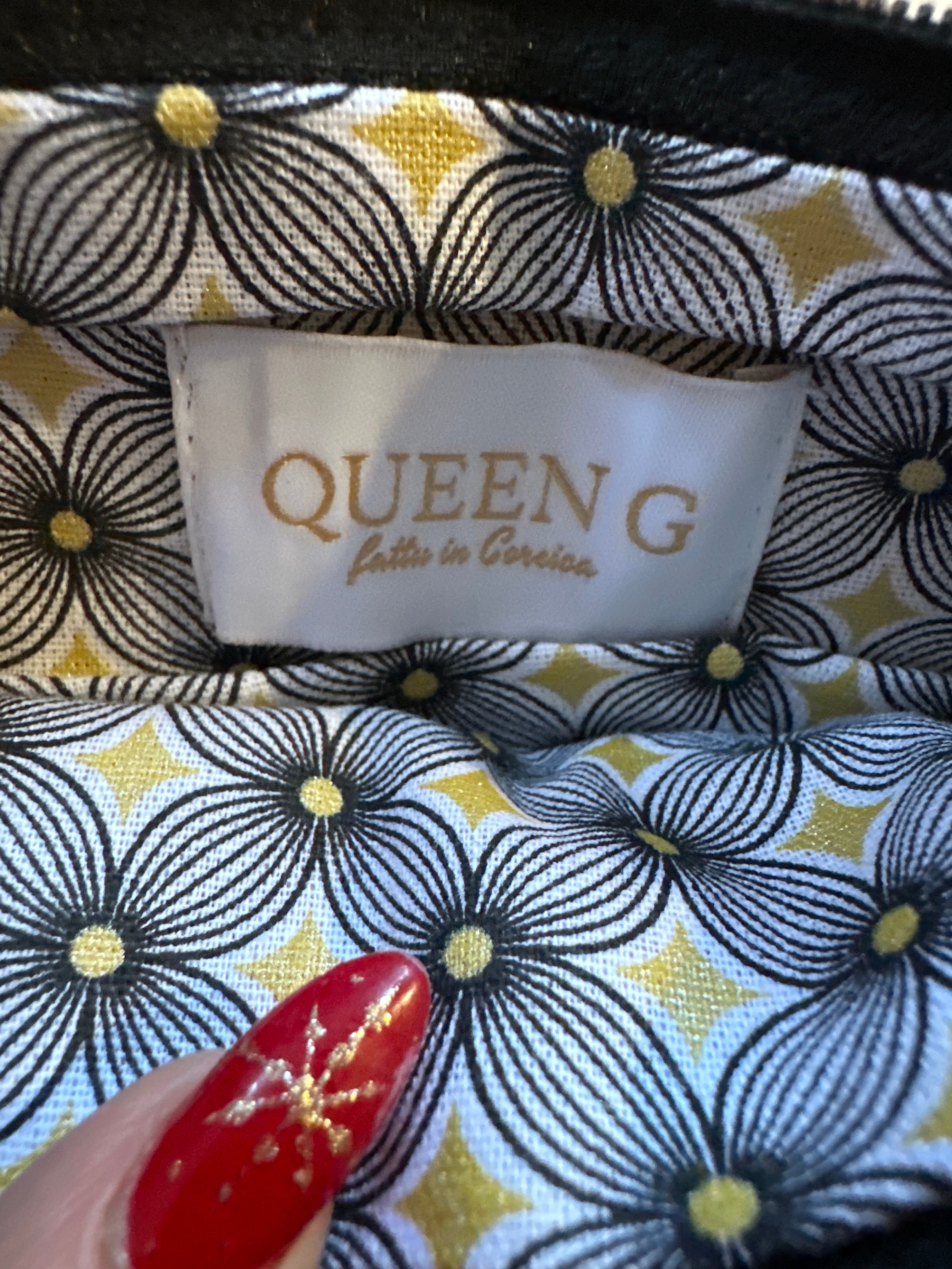 Pochette en velours côtelé modèle «Maddie » Marron et son logo brodé Rouge