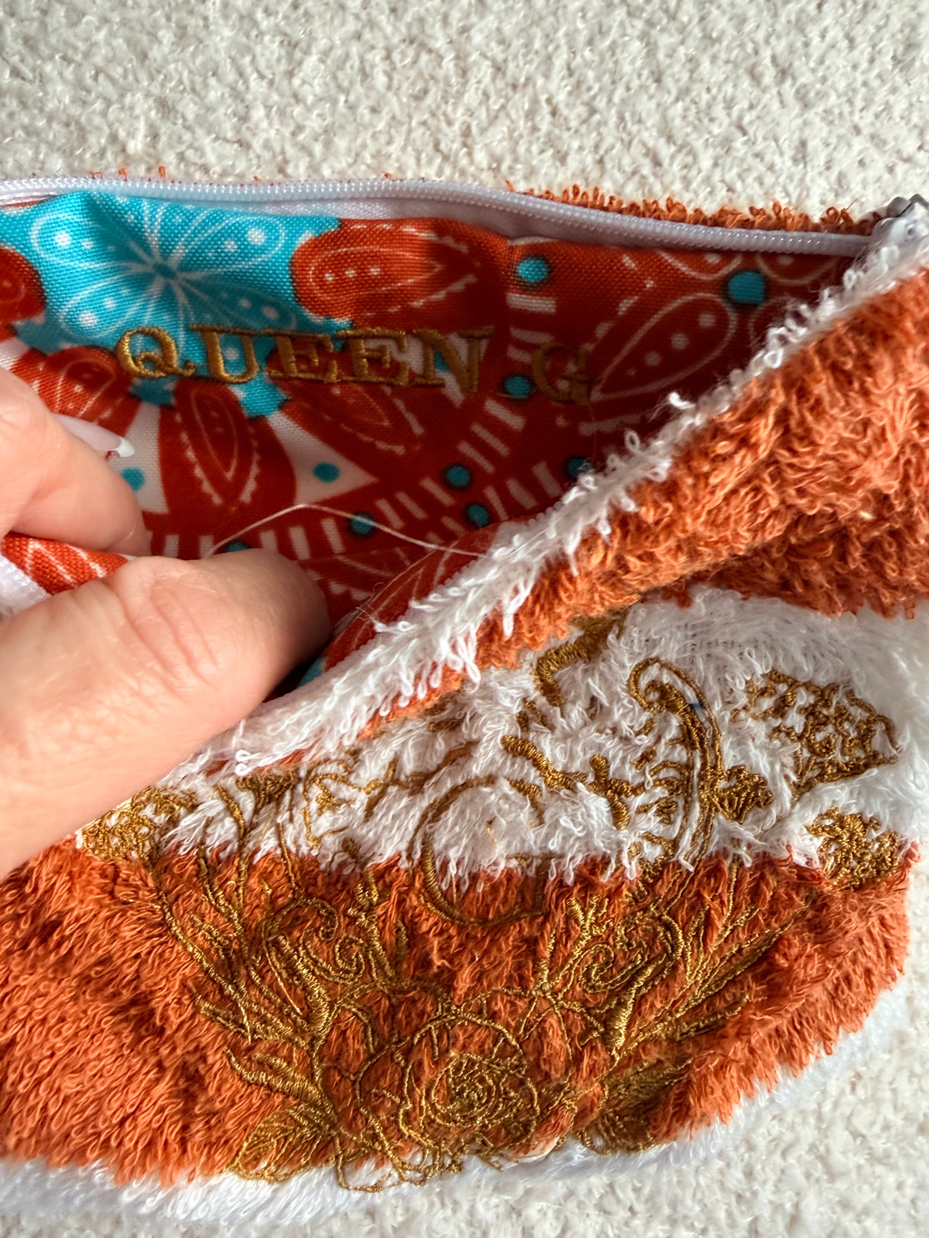 Pochette S en éponge rayé terracotta(blanc et orange) intérieur en cretonne et son logo Doré