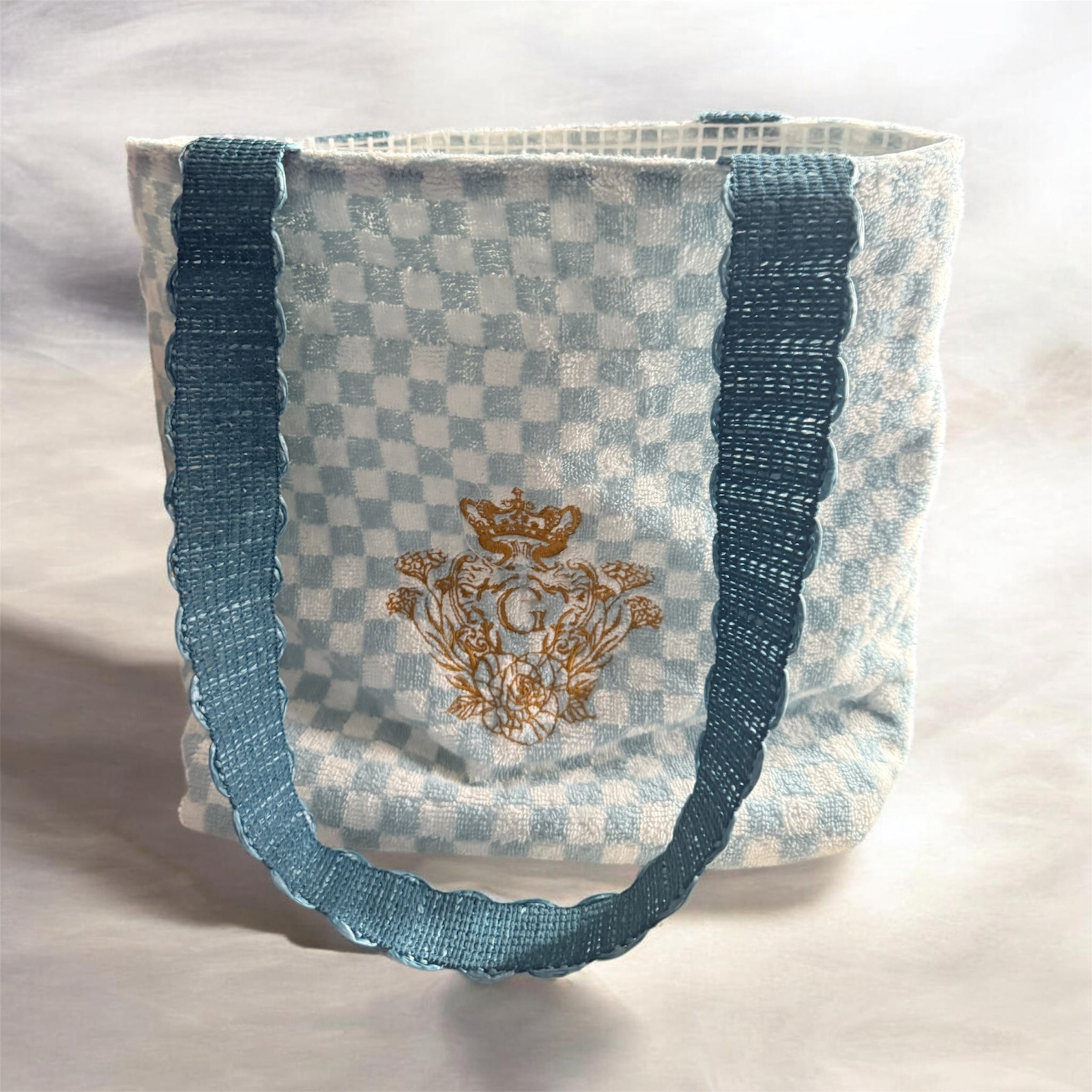 Modèle sac cabas moyen en éponge blanche et carreaux bleu intérieur plastifié et son logo Doré