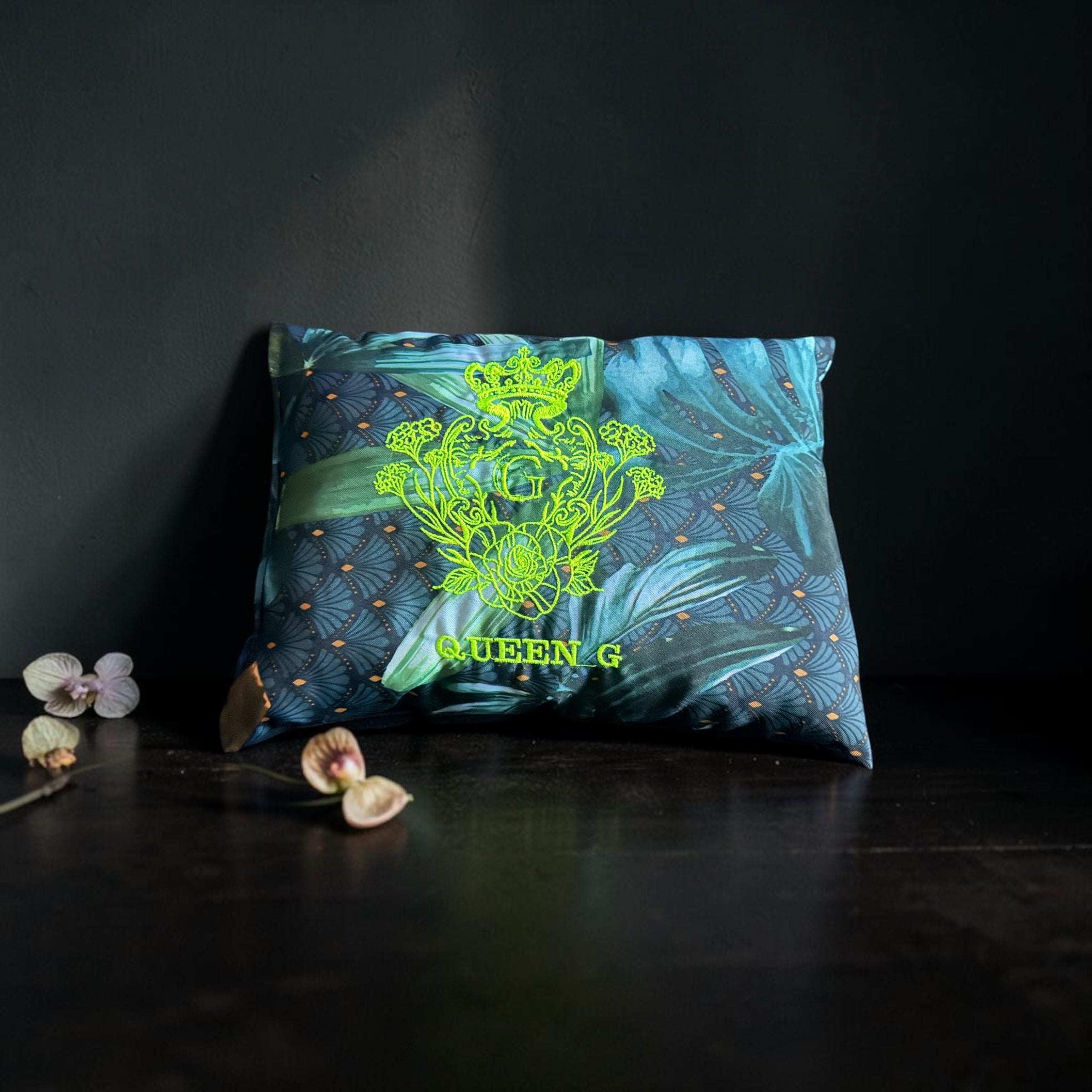 Coussin Queen G – Jungle Émeraude & Logo Vert Fluo