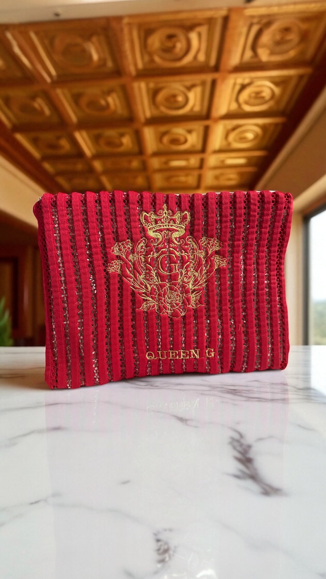 Pochette XL Rose sa doublure en cretonne enduite dorée et son logo Doré