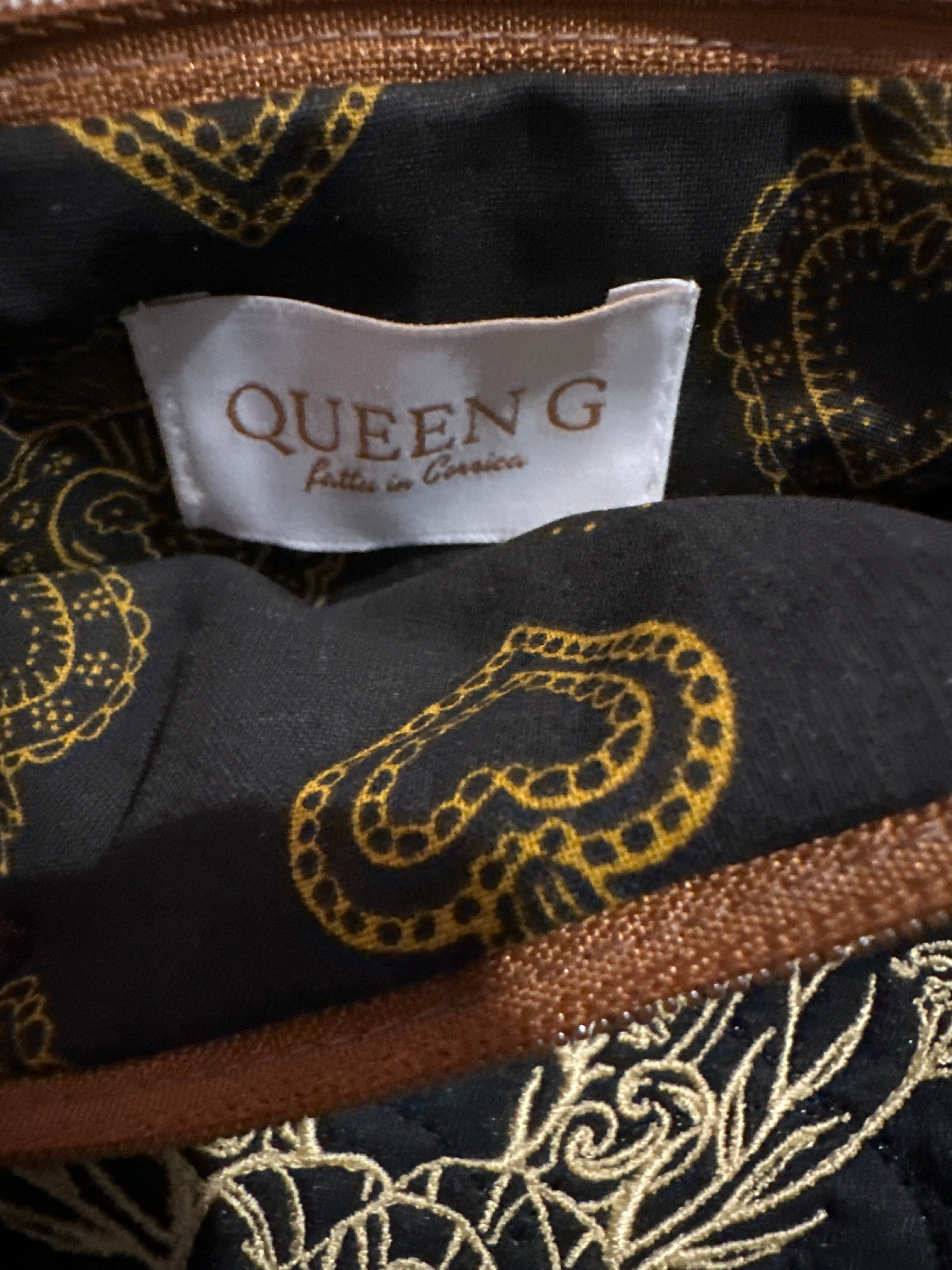 Pochette S noir en tissu matelassé cœurs paillettes noir ouaté intérieur coton noir et doré et son logo brodé doré