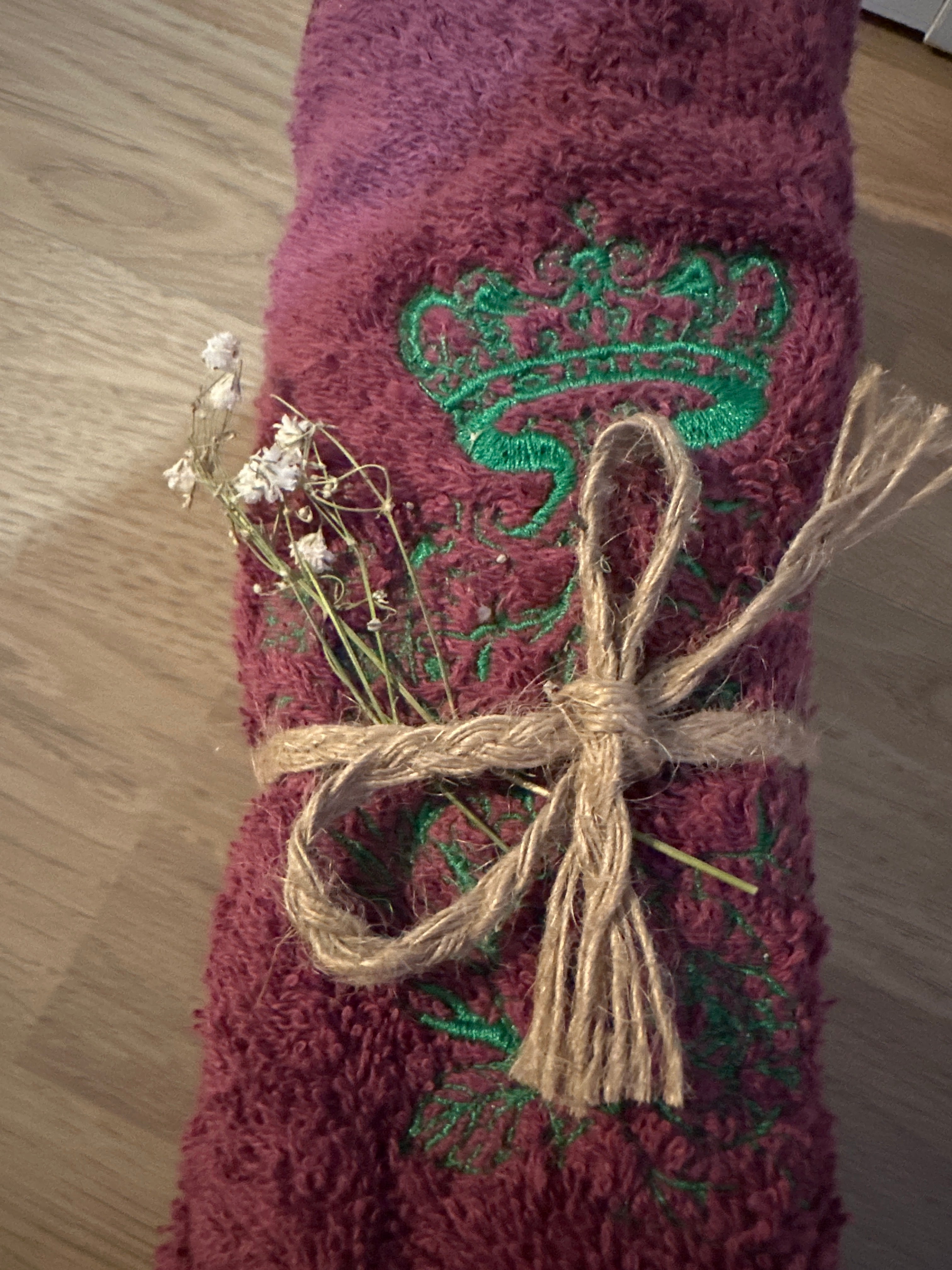 Pochette XL en éponge Bonie Prune intérieur en cretonne enduite Fleuris Logo Doré