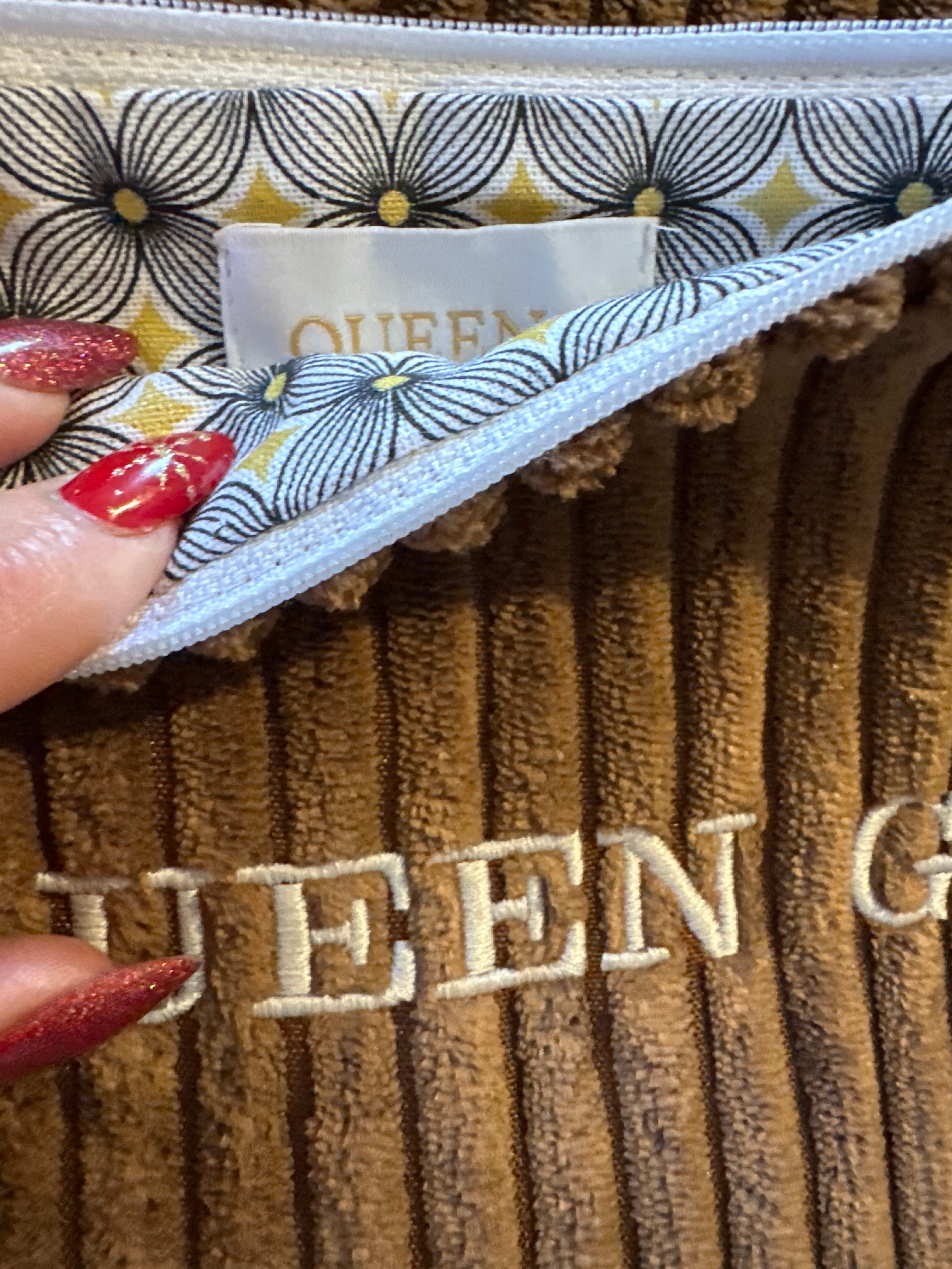 Pochette S en velours côtelé modèle «Maddie » Marron et son logo brodé Blanc