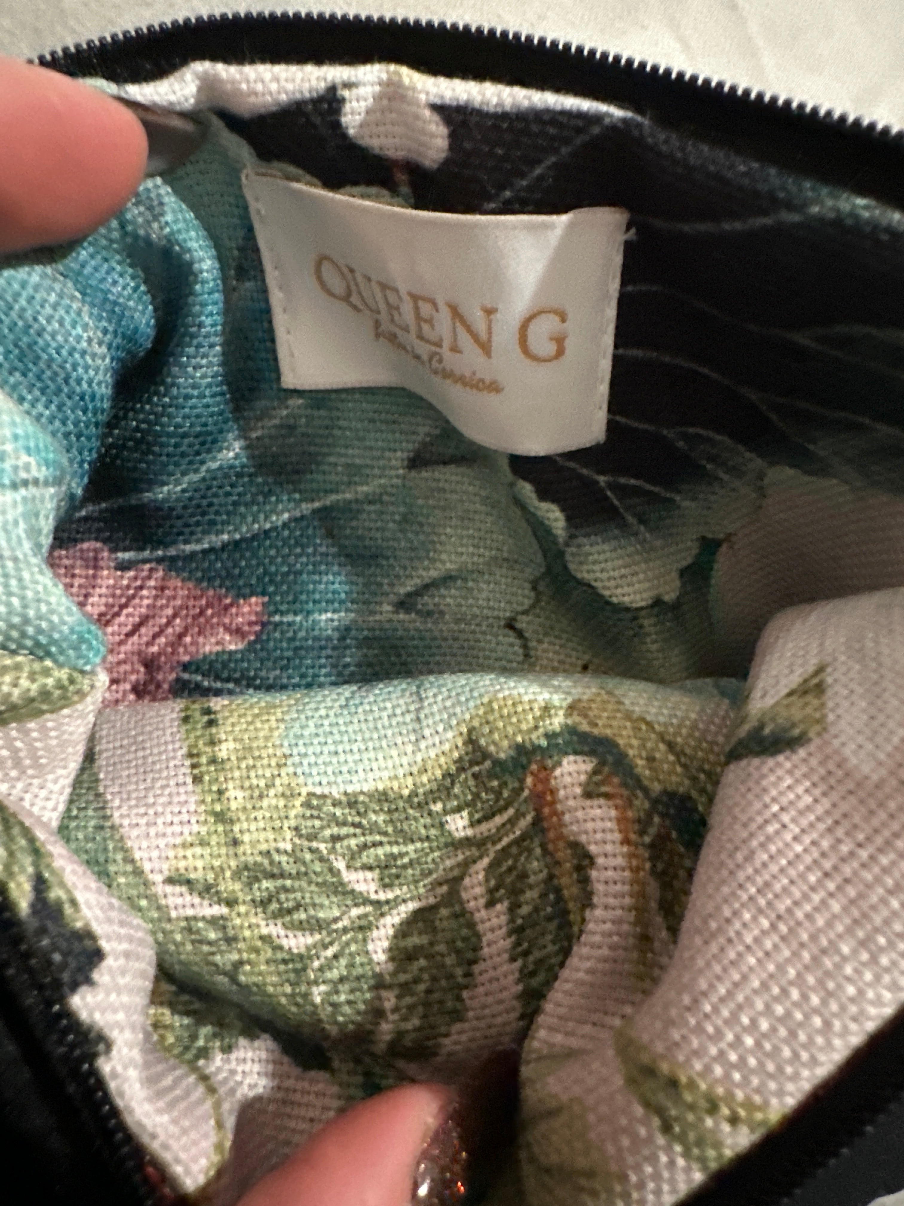 Pochette S noir en tissu matelassé cœurs paillettes noir ouaté intérieur coton et son logo brodé Vert