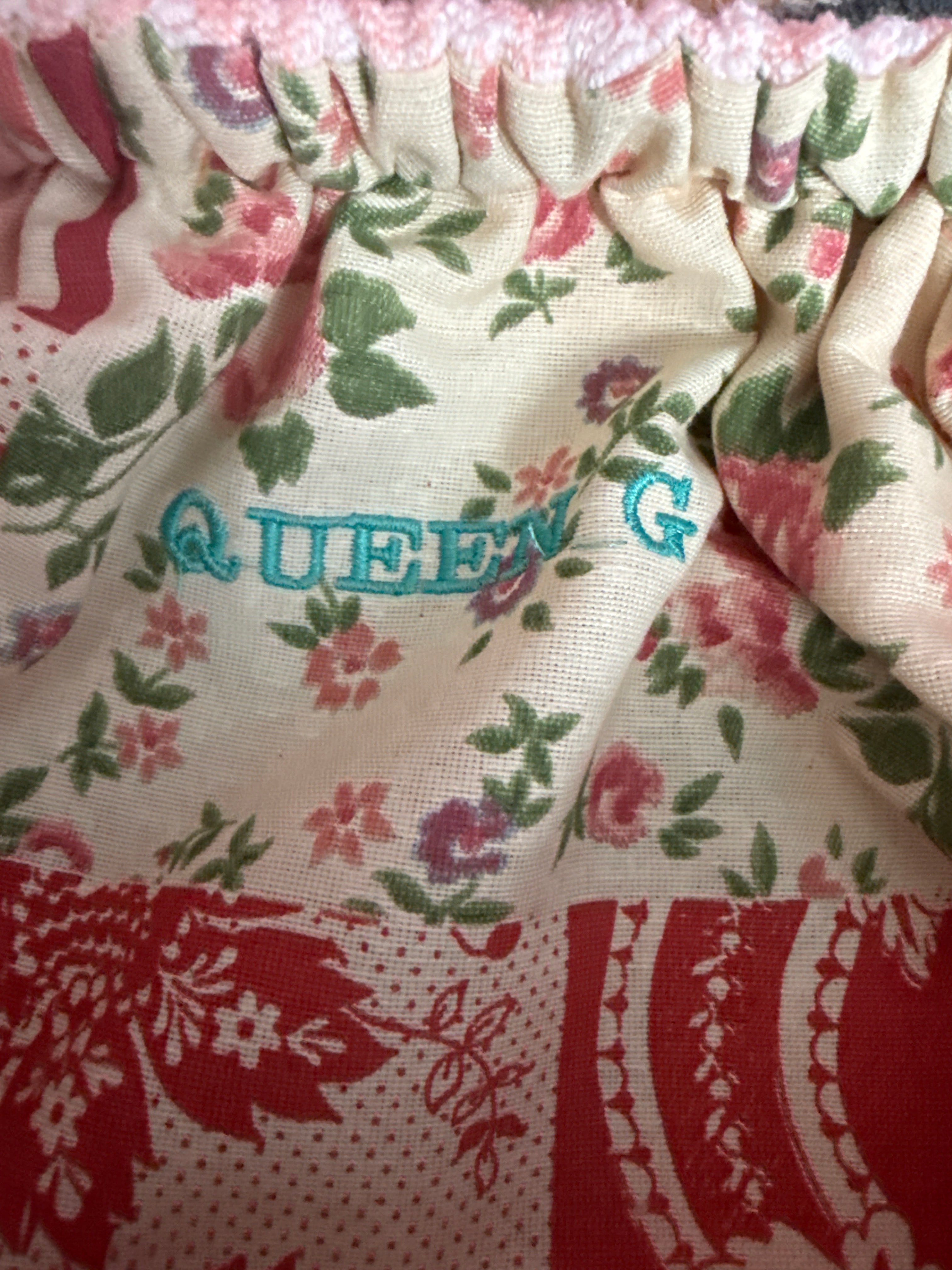La Queen G 👑 éponge rose logo bleu