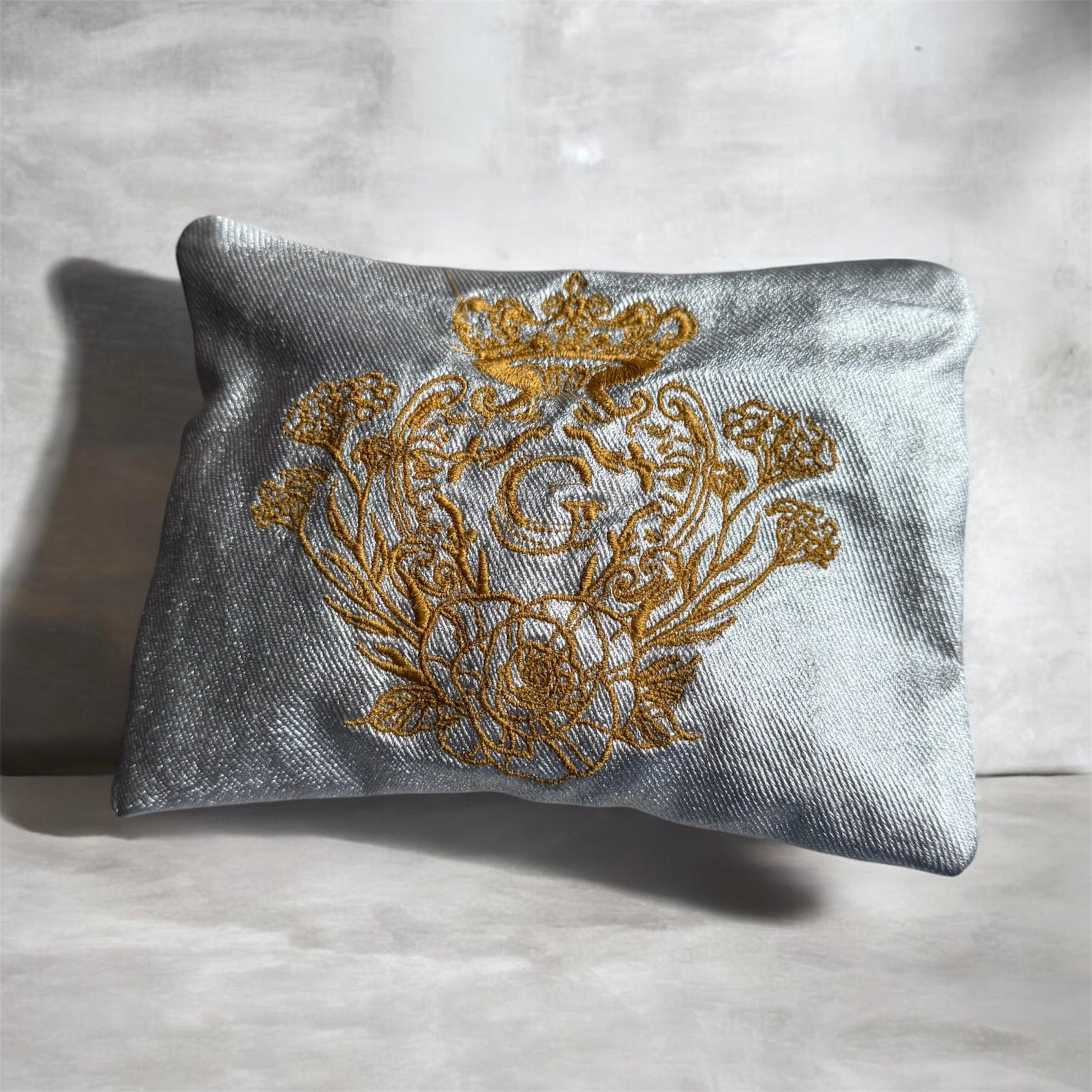 Pochette S argentée et son logo Doré