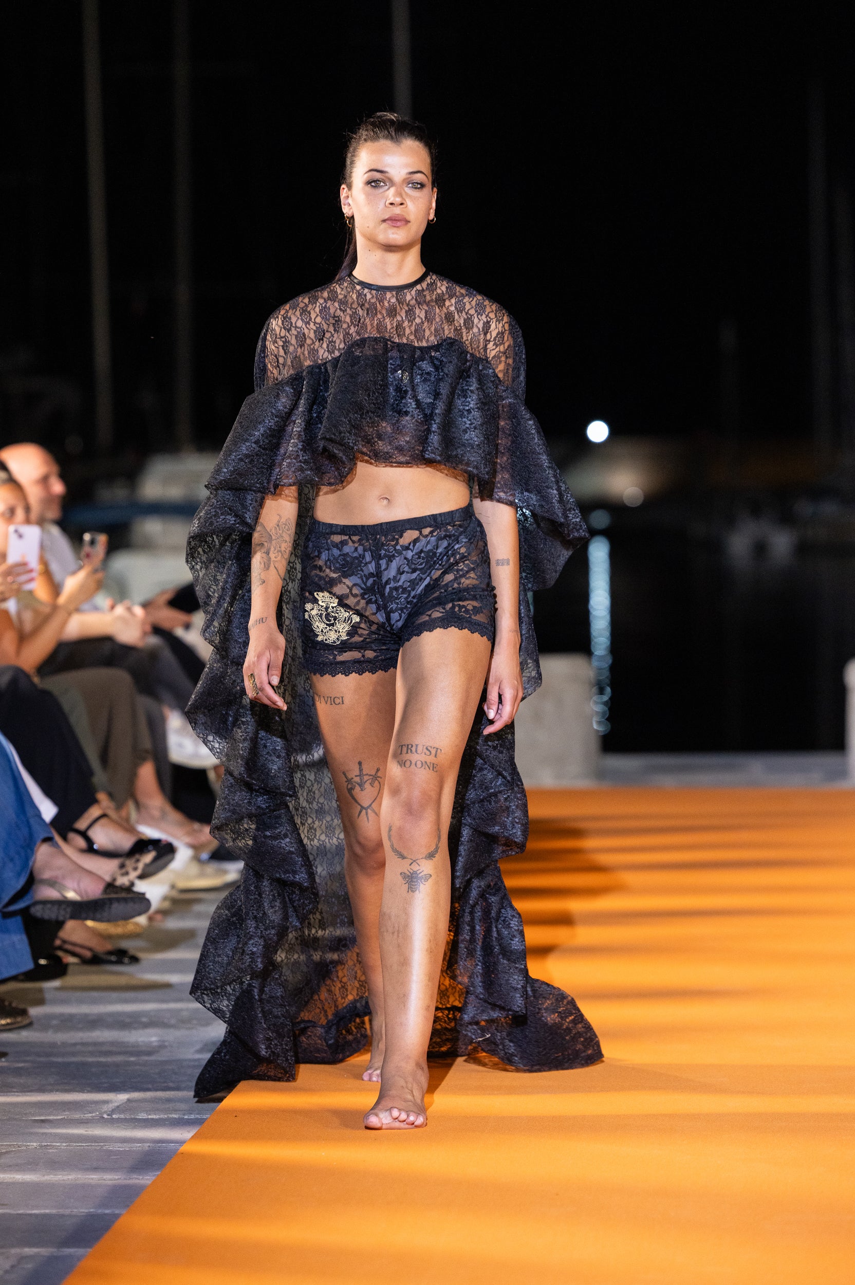 👑L’OMBRE DU CINÉMA
Pièce Haute Couture Unique – Queen G