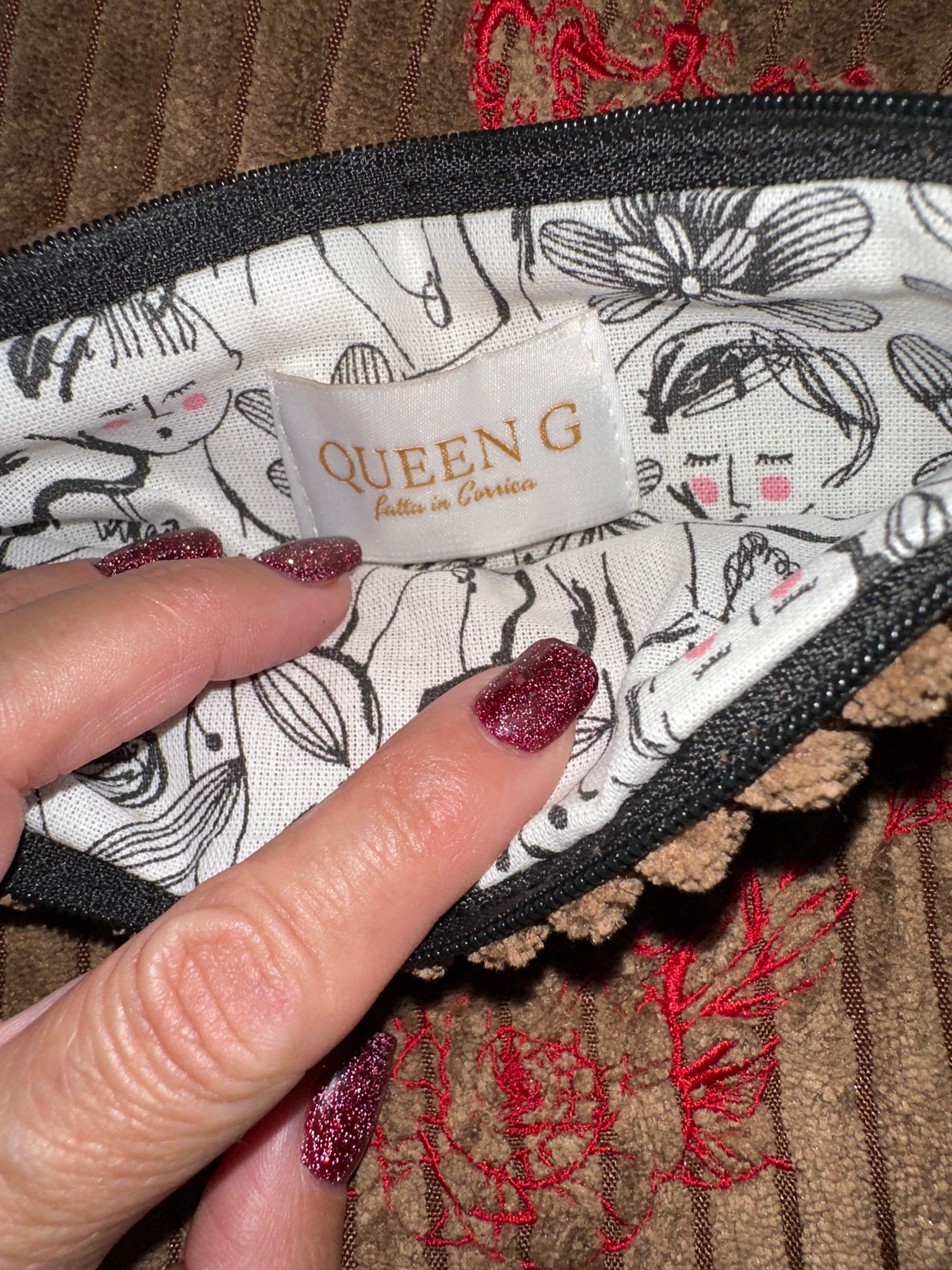 Pochette S velours côtelé modèle «Maddie » Marron et son logo brodé Rouge