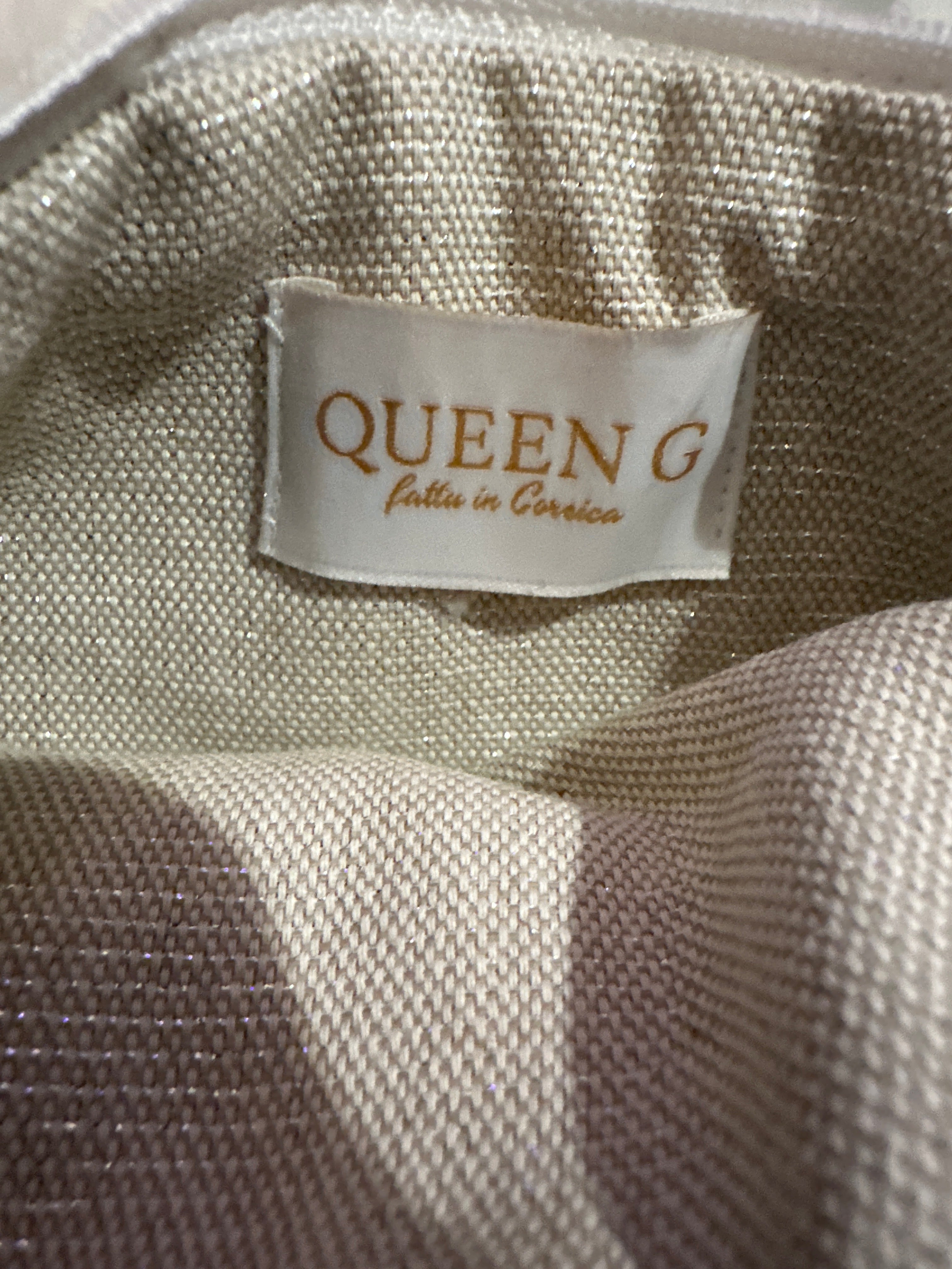 Pochette S en sherpa moutonné uni modèle « Maddy »intérieur en coton doré et son logo brodé Doré