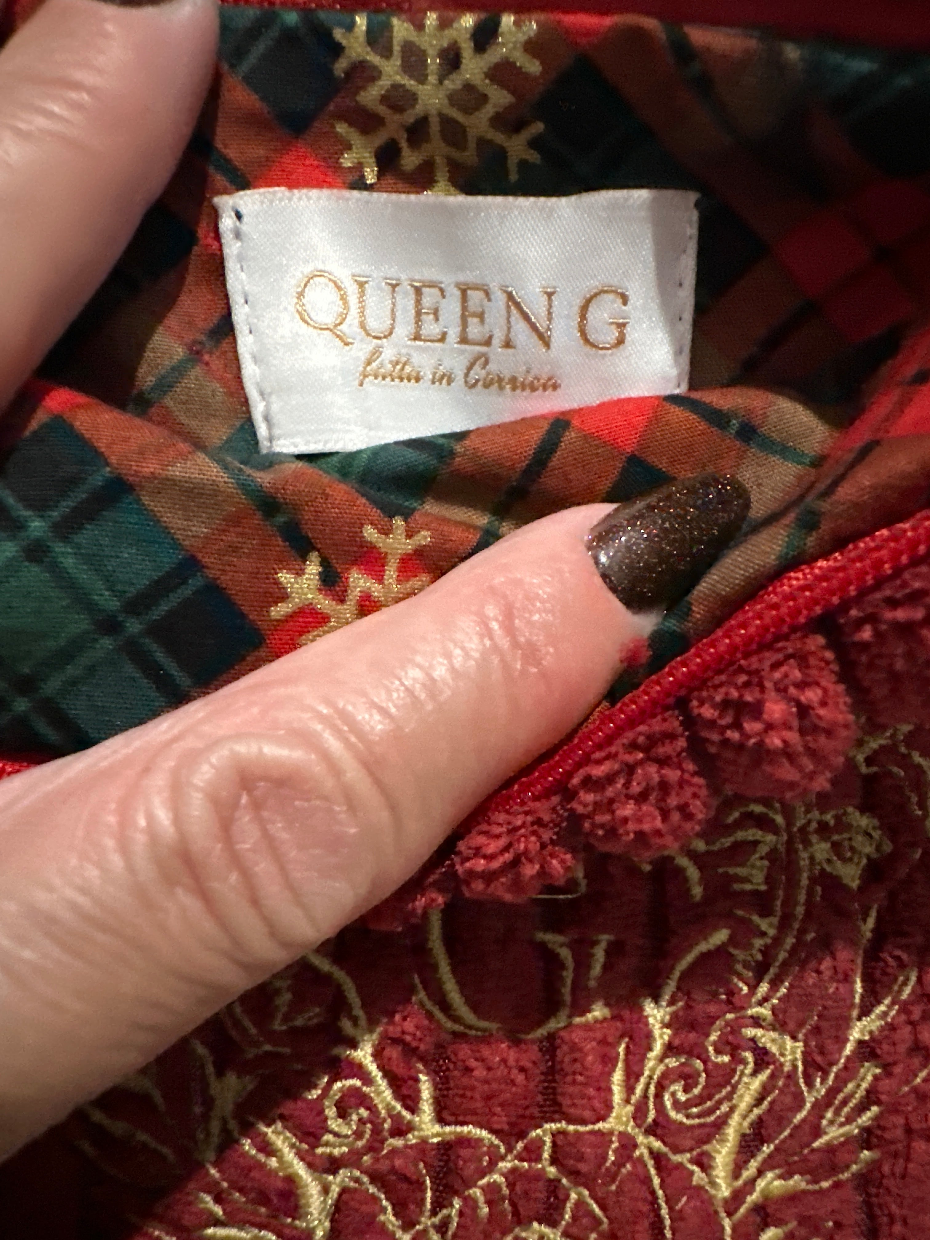 Pochette velours côtelé modèle « Maddie »couleur Rouge doublure en flanelle thème Noël tartan flocon or rouge brodé de son logo Doré