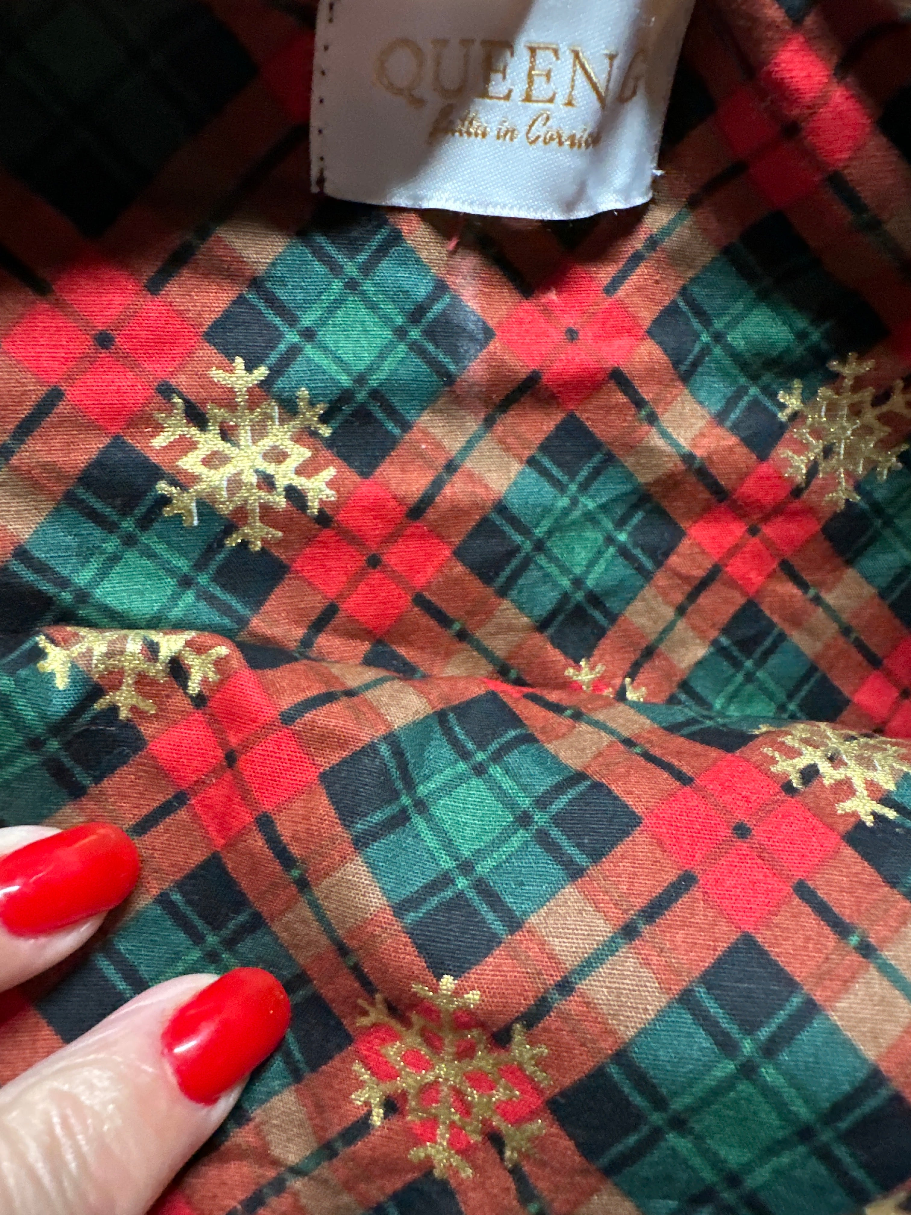 Pochette velours côtelé modèle « Maddie »couleur Terracotta doublure en flanelle thème Noël tartan flocon or rouge et son logo vert