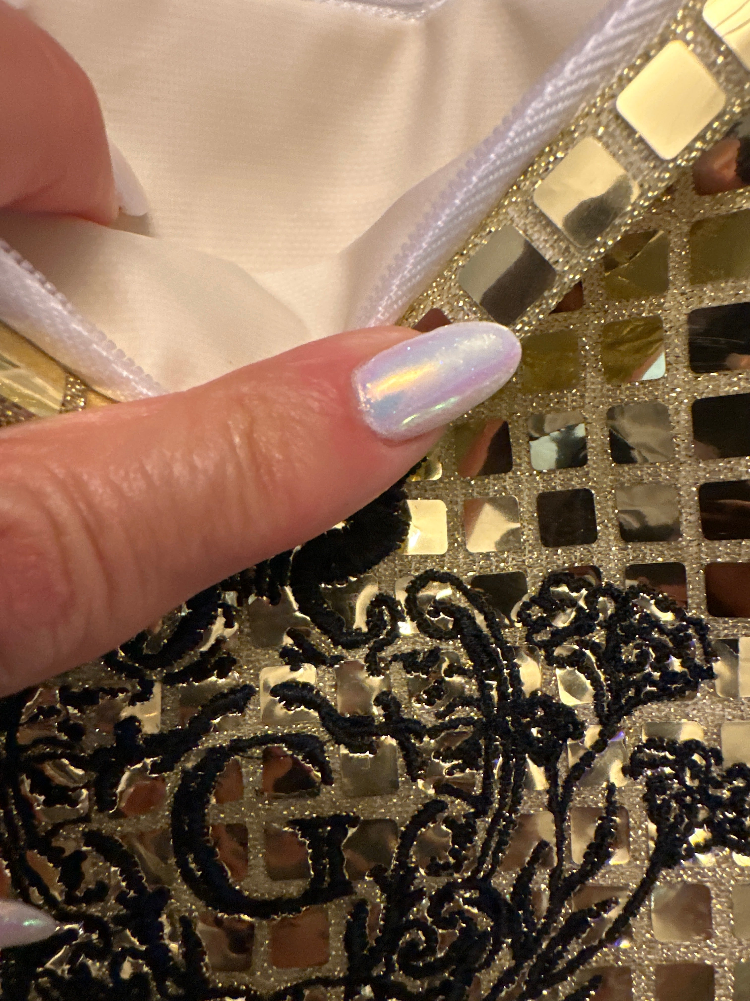 Pochette S paillettes carrées Dorée sa doublure blanche et son logo Noir