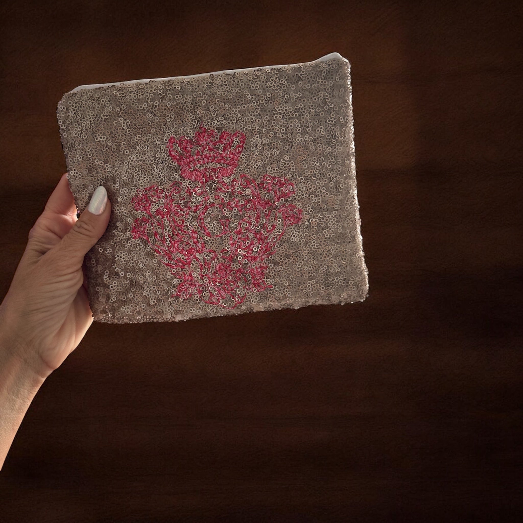 Pochette S dorée avec sequin doublure dorée 👑 et son logo rose