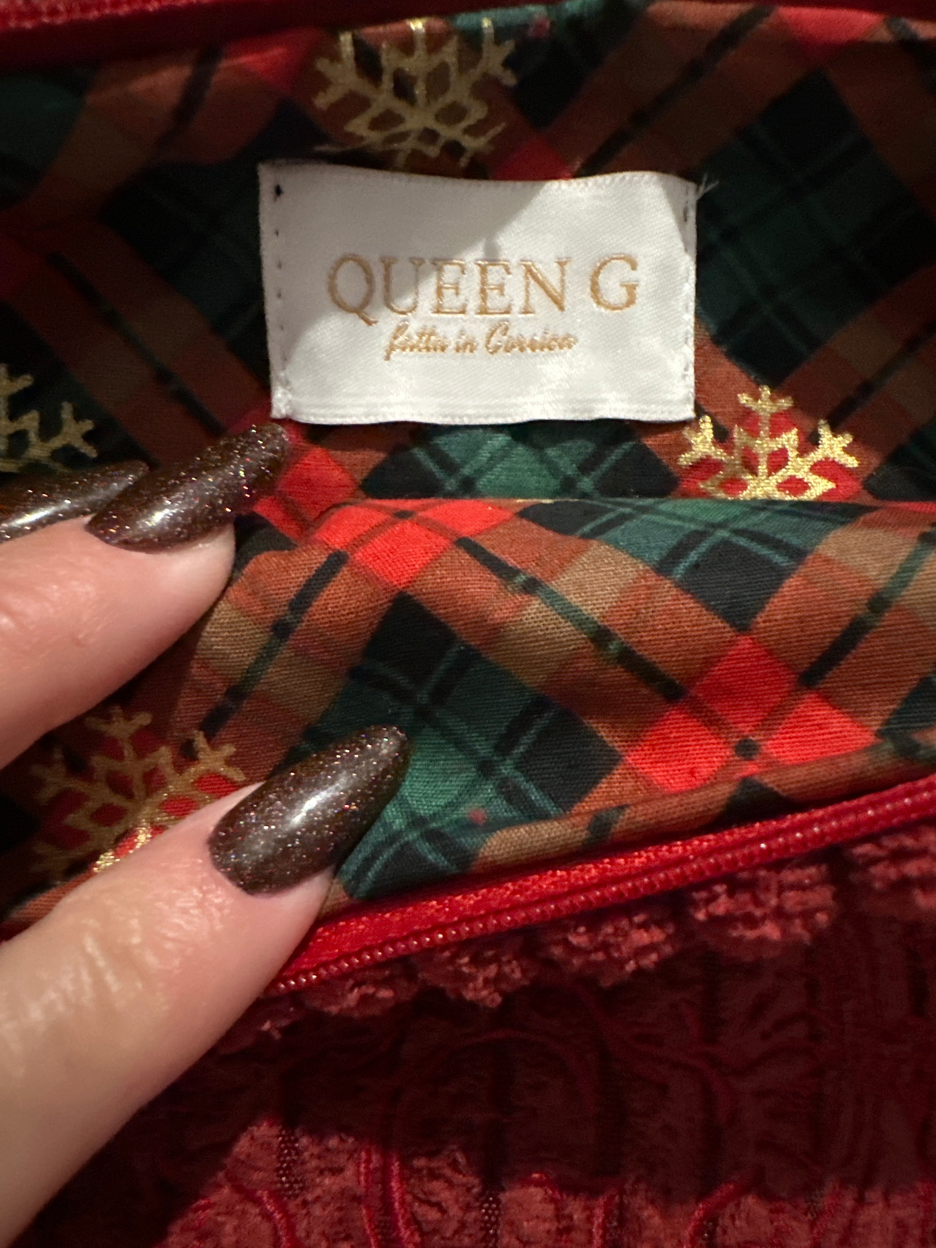 Pochette velours côtelé modèle « Maddie »couleur Rouge doublure en flanelle thème Noël tartan flocon or rouge et son logo Rouge