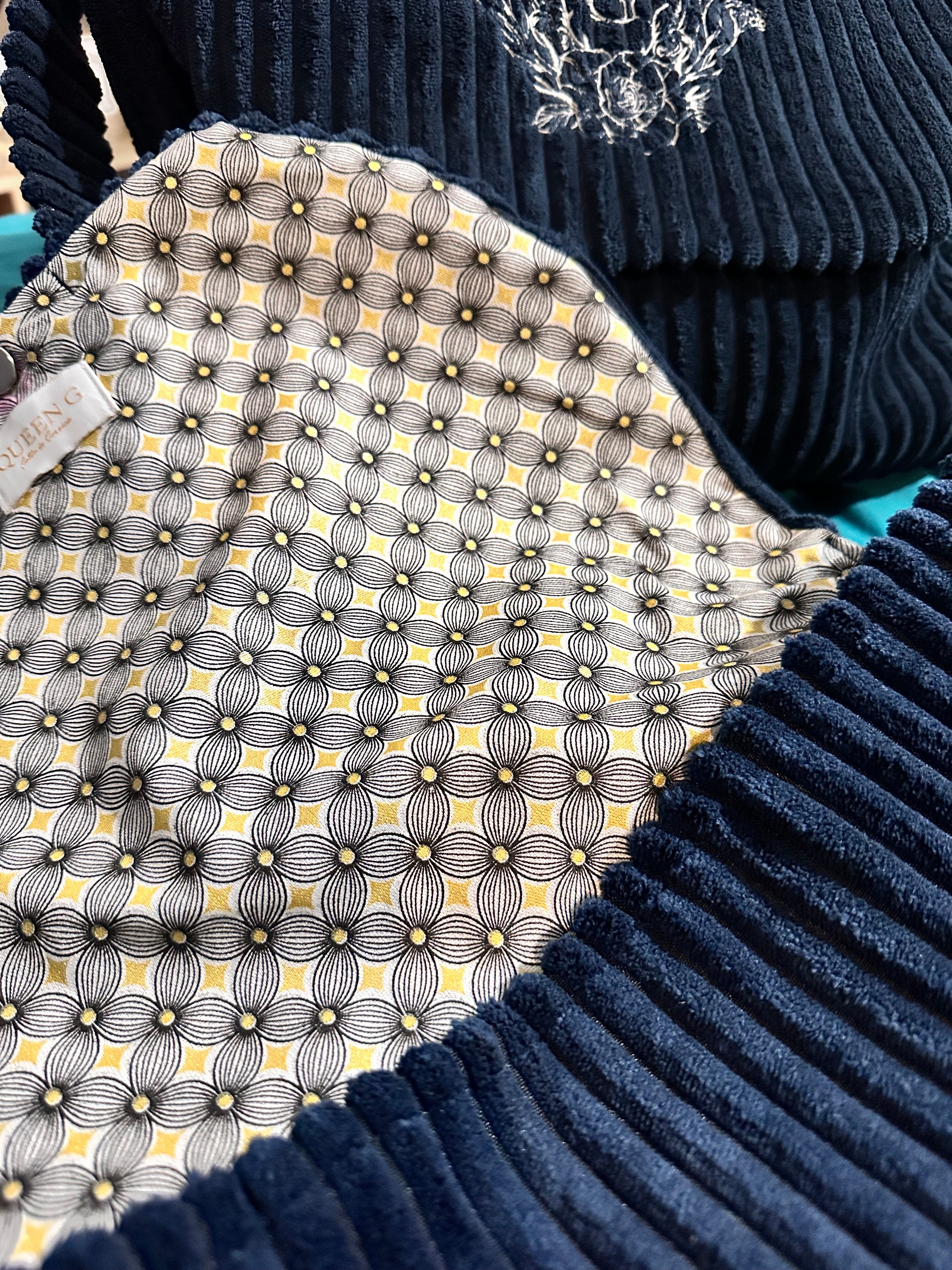Sac besace couleur Bleu Marine intérieur en coton et son logo brodé Blanc
