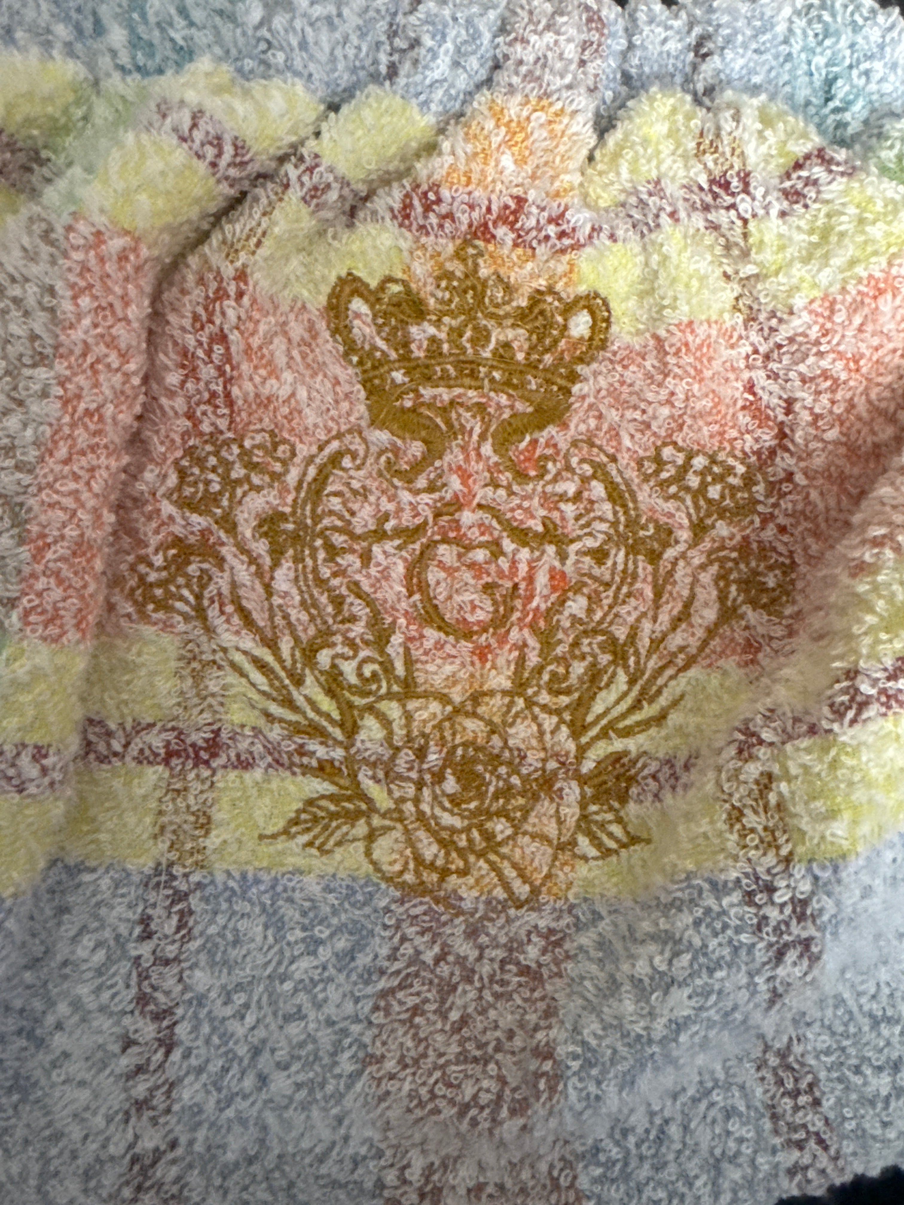 La Queen G 👑 éponge multicolore logo doré