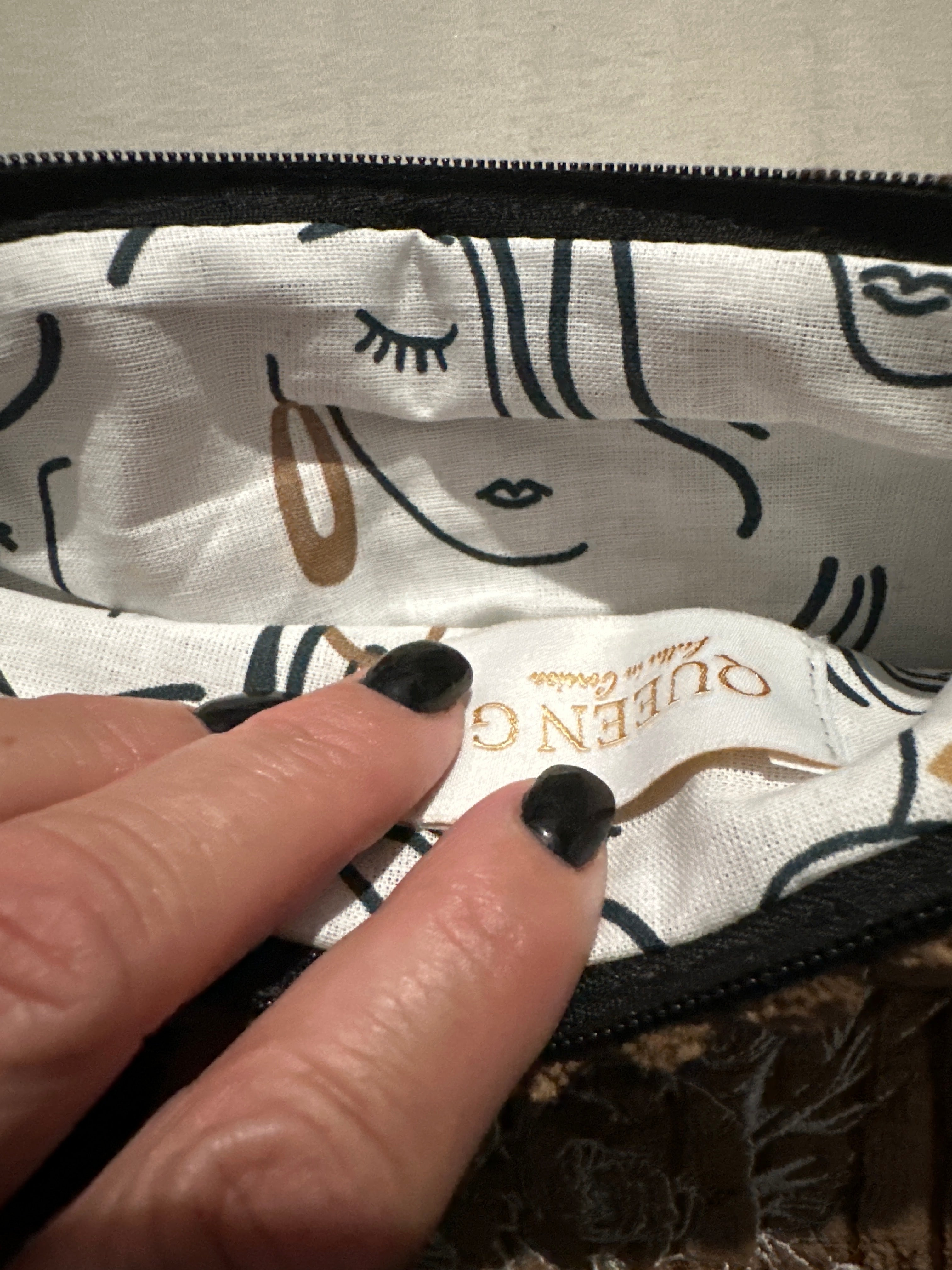 Pochette velours côtelé modèle «Maddie » Marron et son logo brodé Blanc