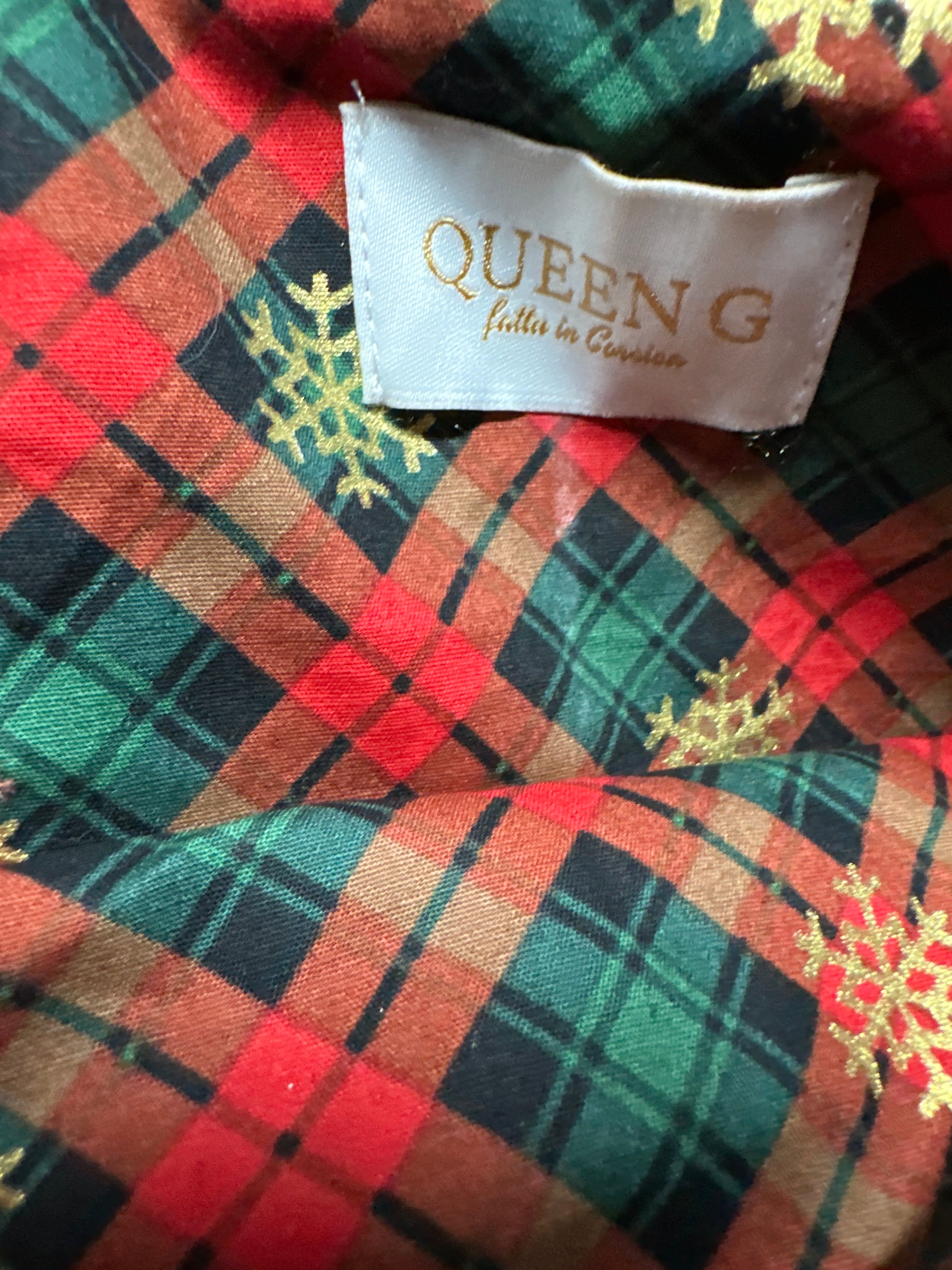 Pochette velours côtelé modèle « Maddie »couleur Terracotta doublure en flanelle thème Noël tartan flocon or rouge et son logo Doré