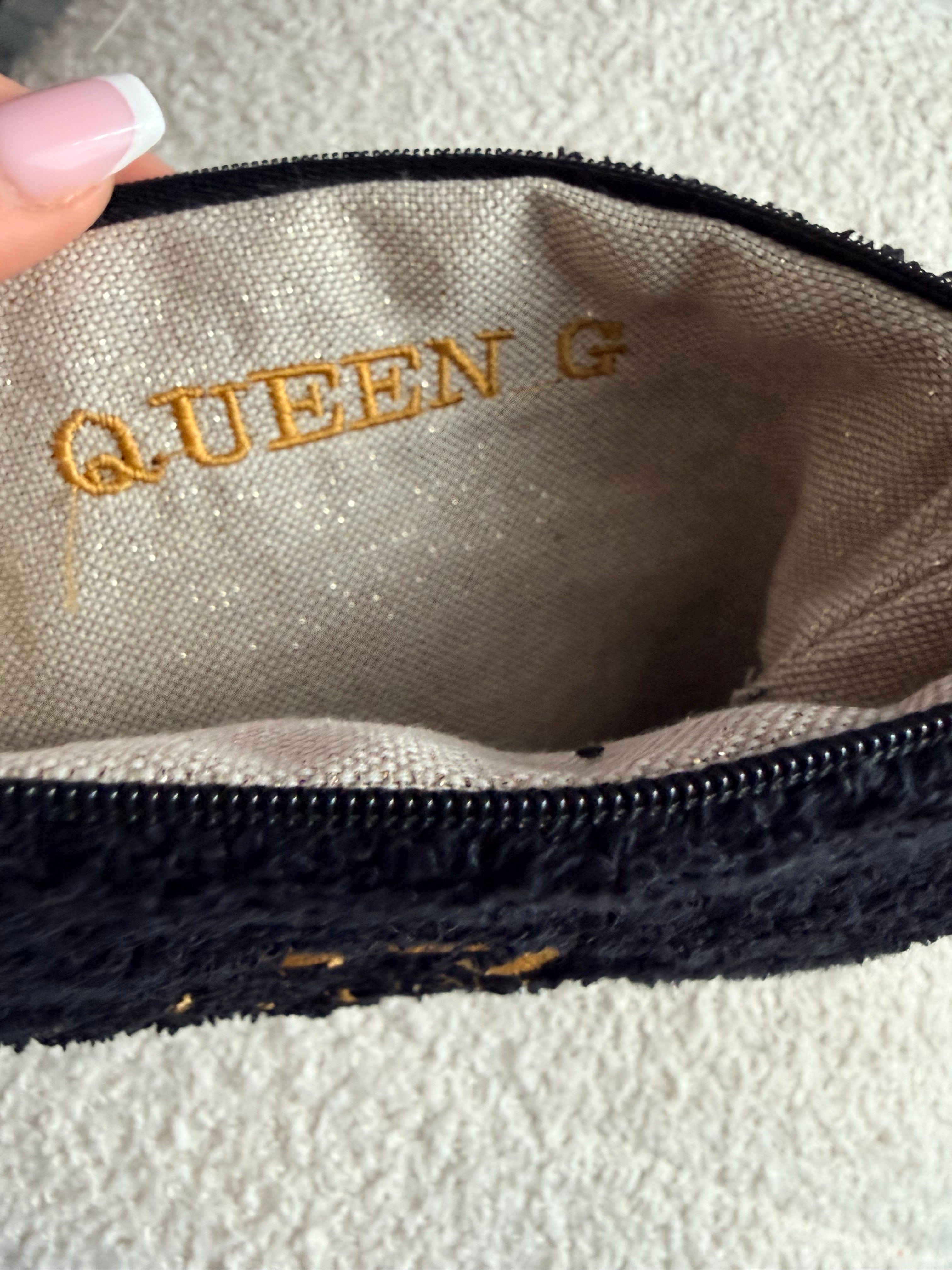 Pochette S en éponge Noire intérieur en cretonne logo Doré