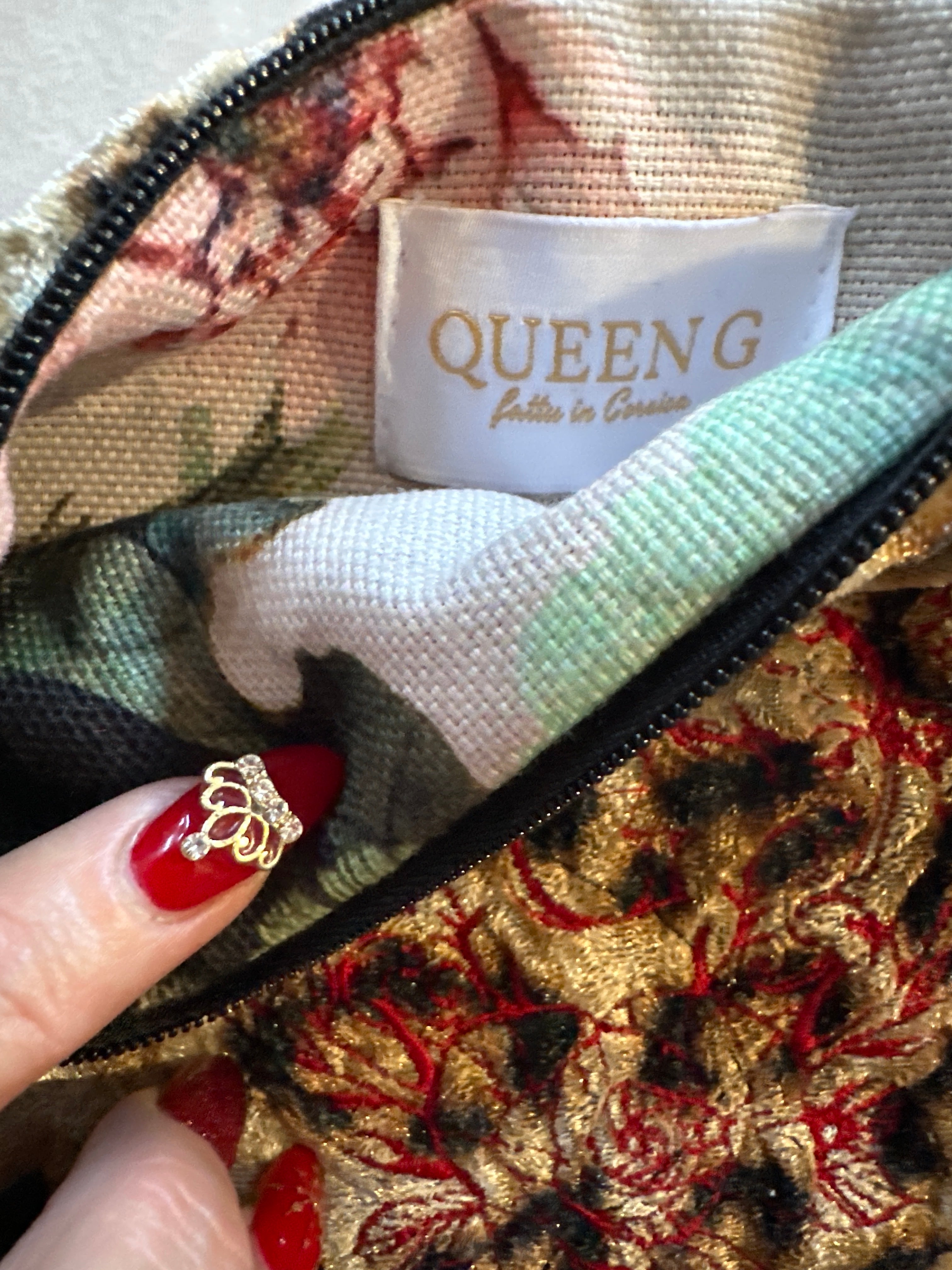 Pochette S en velours Matelassé                                    Imprimé Léopard 🐆 modèle « Maddie »et son logo brodé Rouge