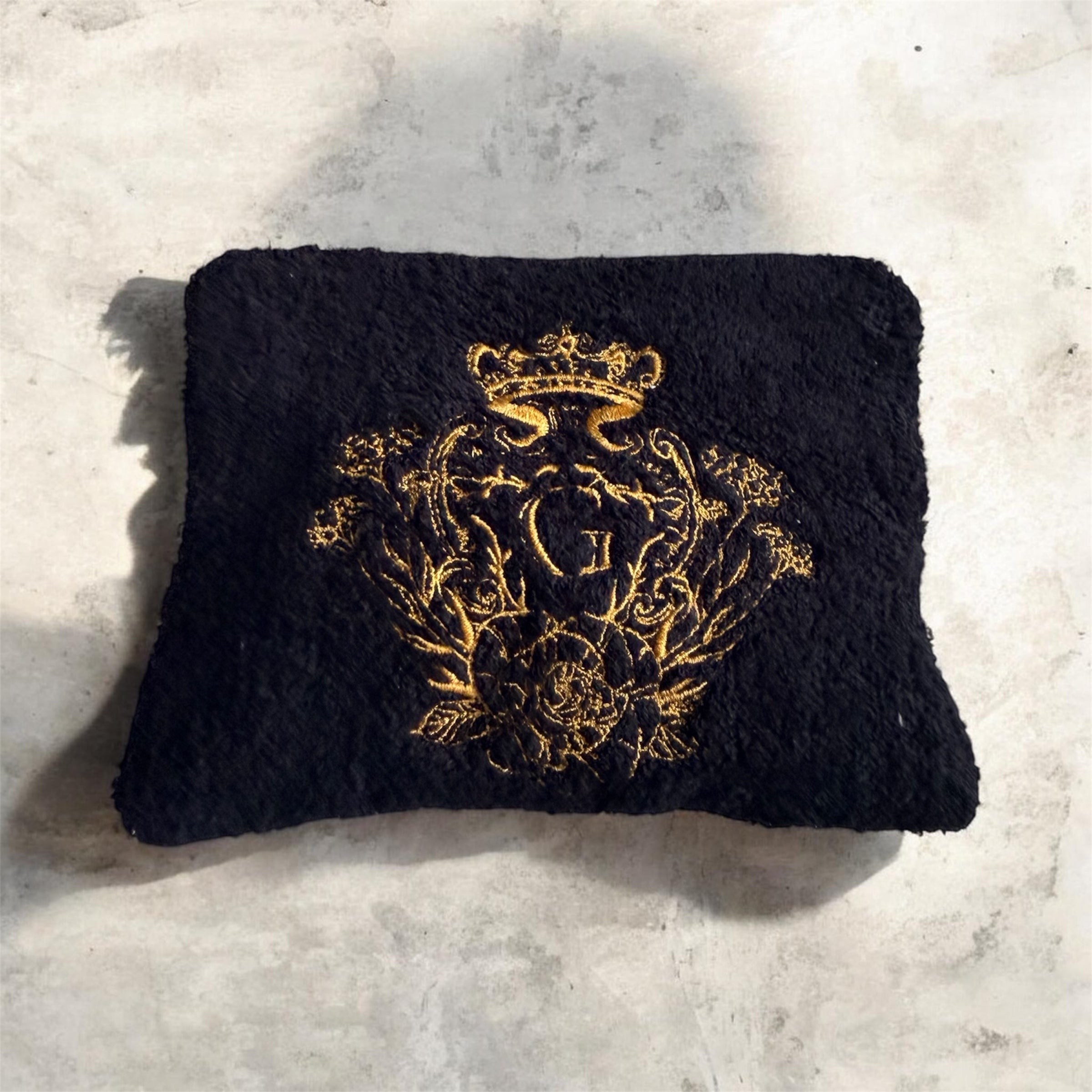 Pochette S en éponge Noire intérieur en cretonne logo Doré
